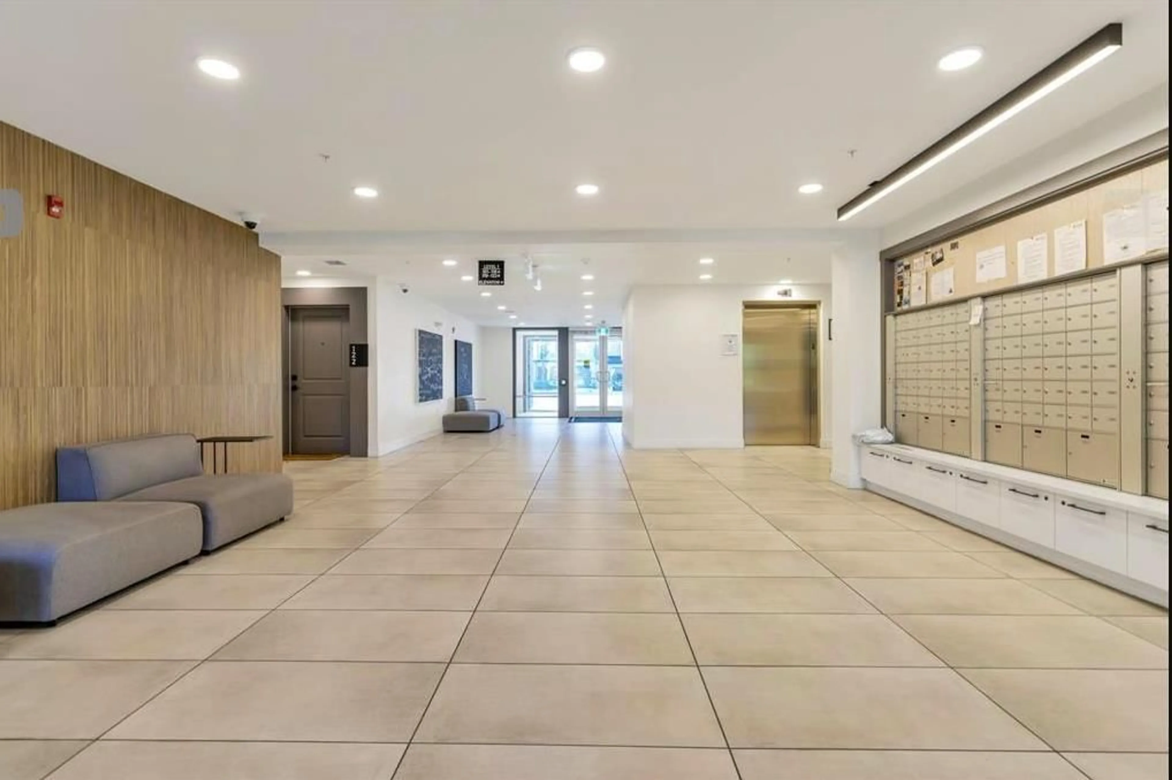 Indoor foyer for 302 - 19935 75A AVENUE, Langley British Columbia V2Y4L6