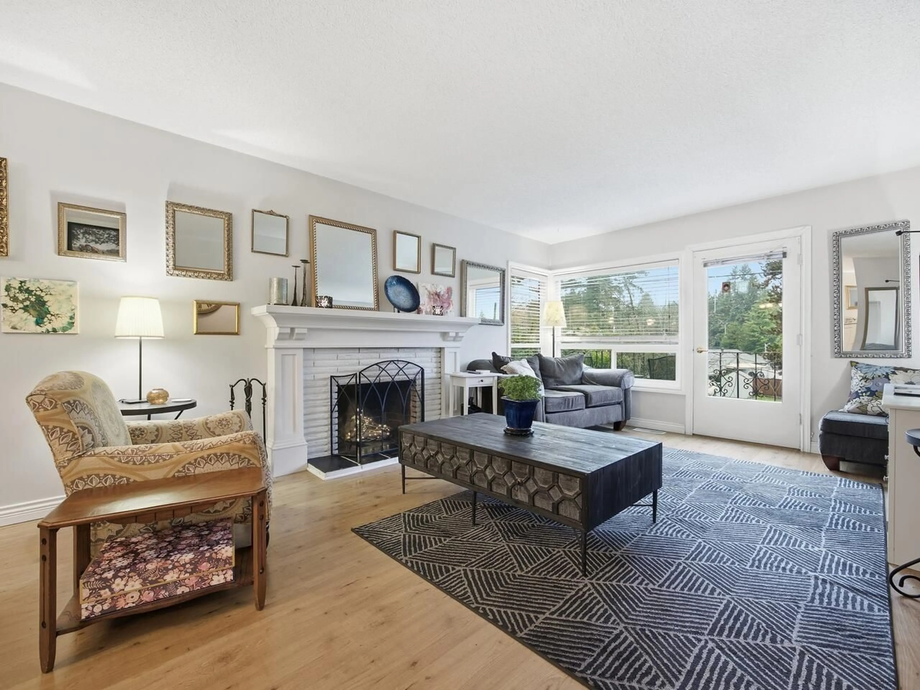 Living room with furniture, unknown for 11220 LANSDOWNE DRIVE, Surrey British Columbia V3R4Z7