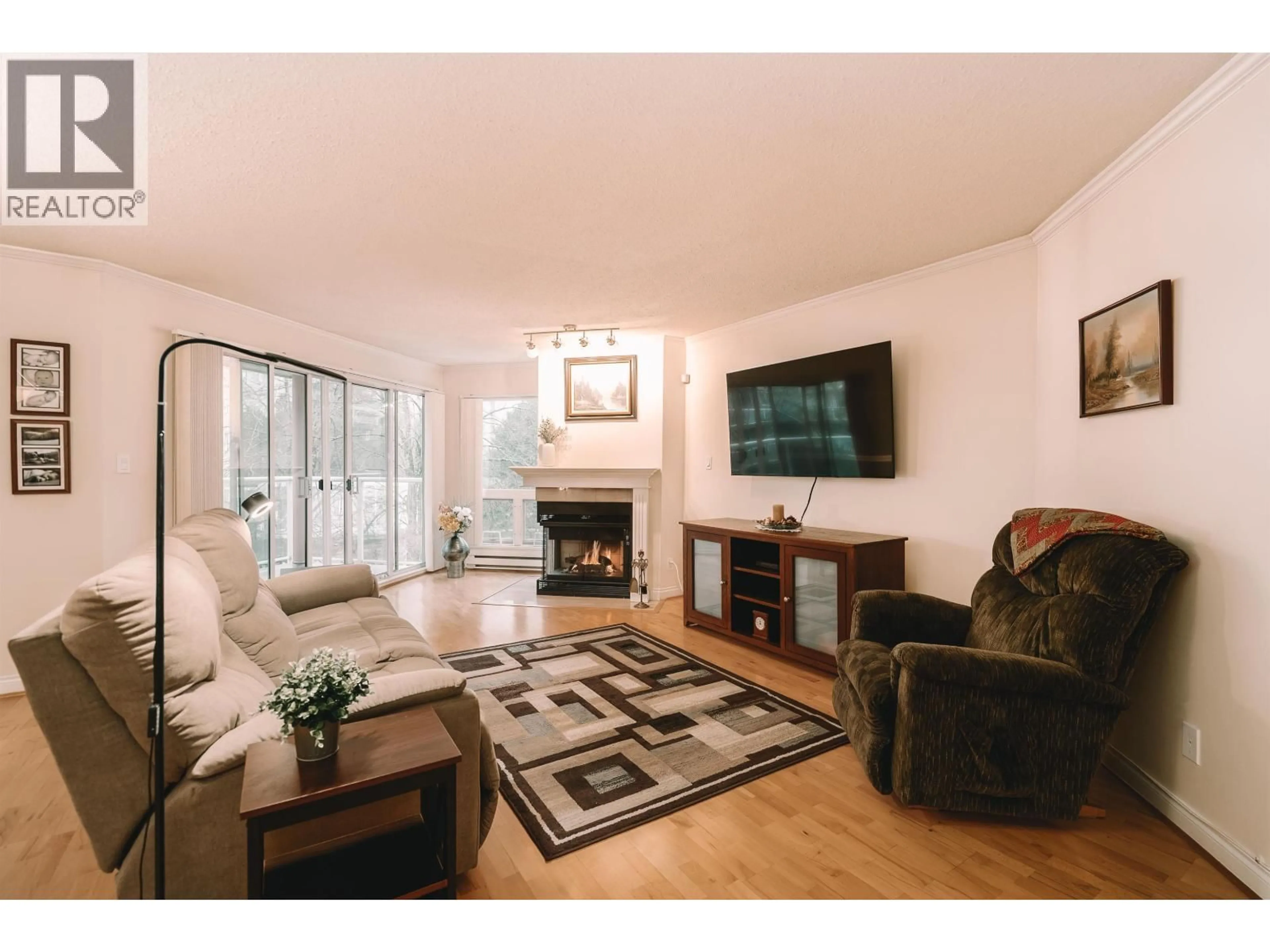 Living room with furniture, wood/laminate floor for 301 - 1230 QUAYSIDE DRIVE, New Westminster British Columbia V3M6H1