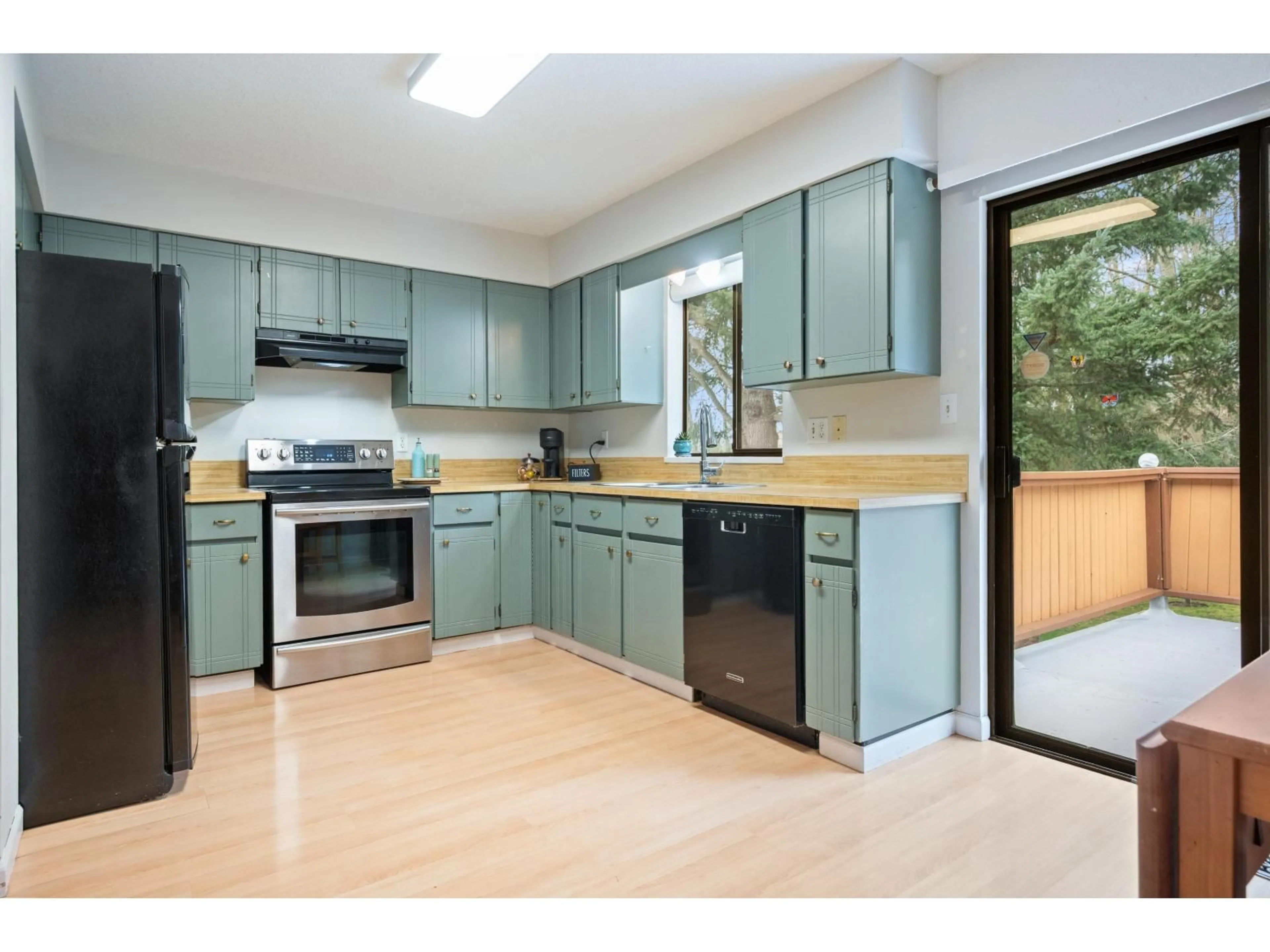 Standard kitchen, unknown for 1505 134A STREET, Surrey British Columbia V4A5P7