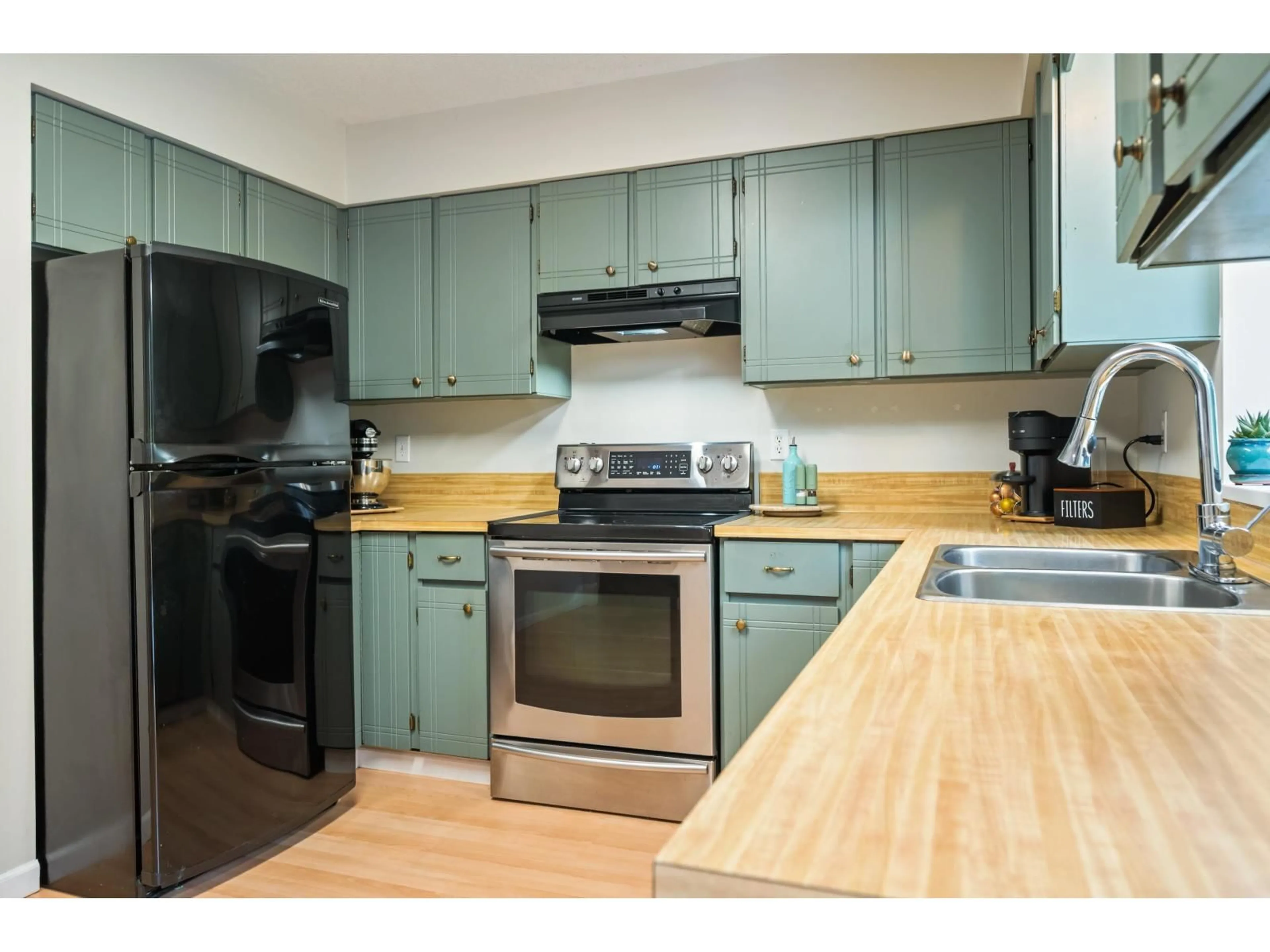 Standard kitchen, wood/laminate floor for 1505 134A STREET, Surrey British Columbia V4A5P7