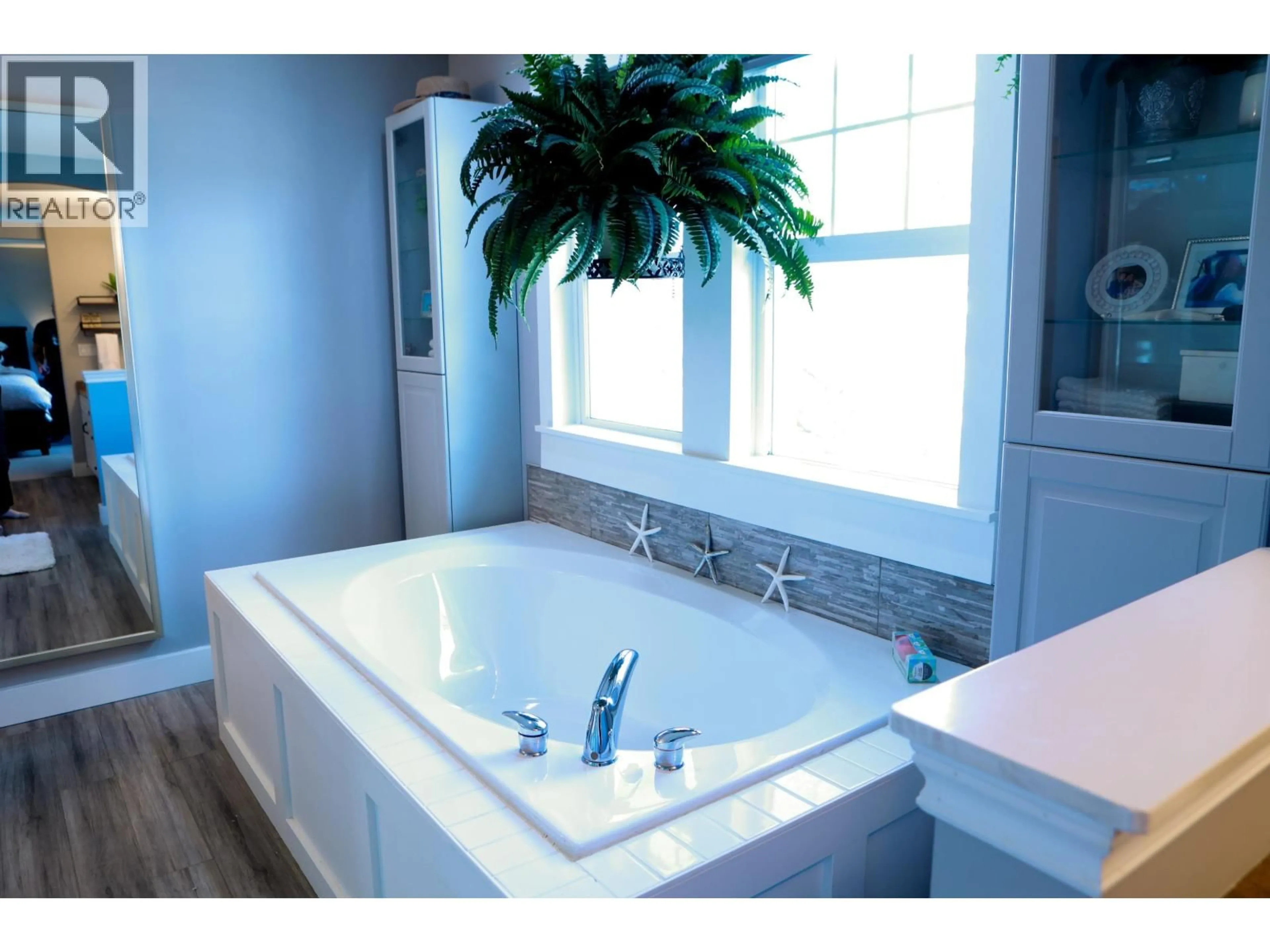 Contemporary bathroom, ceramic/tile floor for 24170 HILL AVENUE, Maple Ridge British Columbia V2W2C9