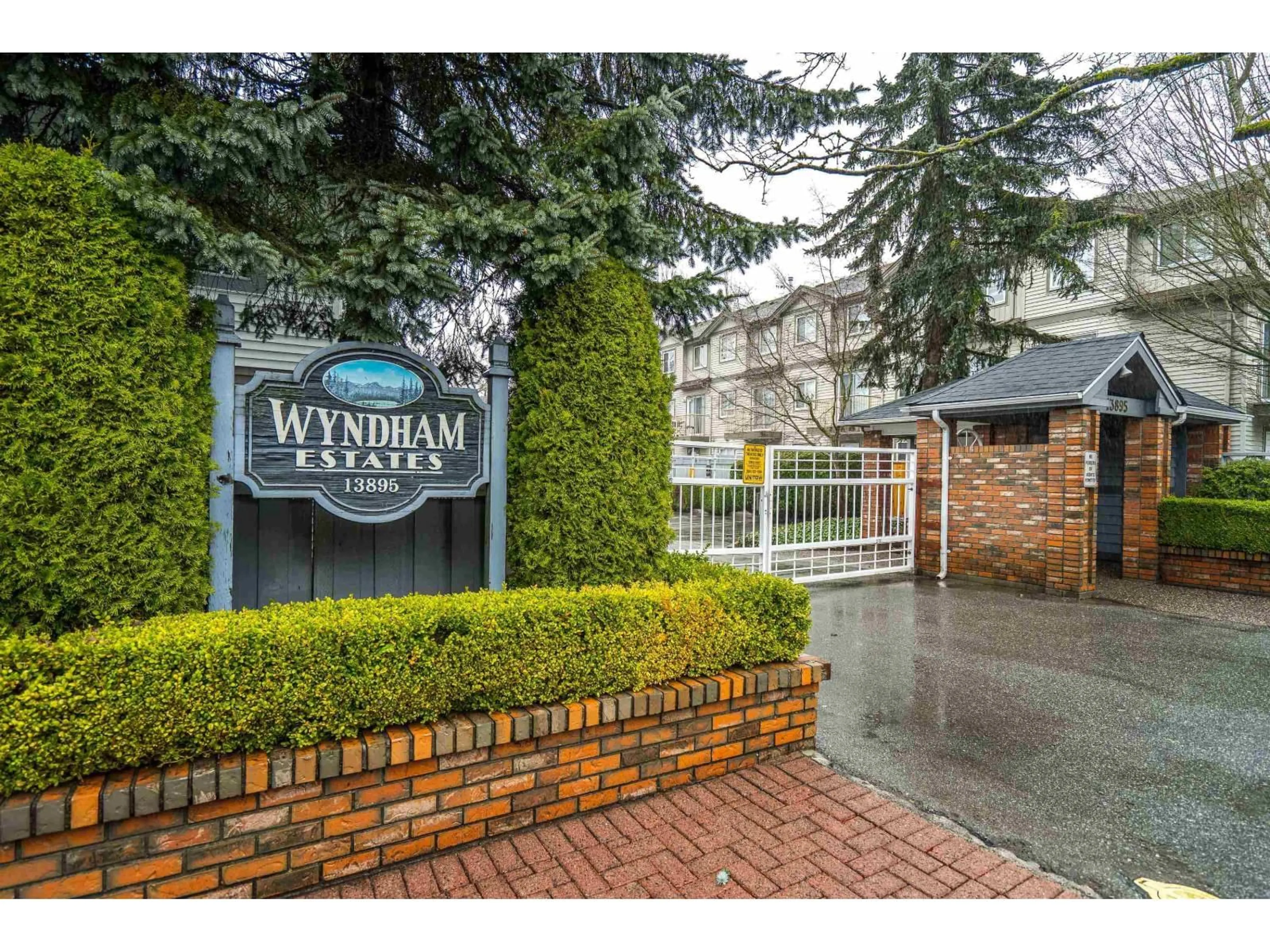 Indoor foyer for 216 - 13895 102 AVENUE, Surrey British Columbia V3T1P2