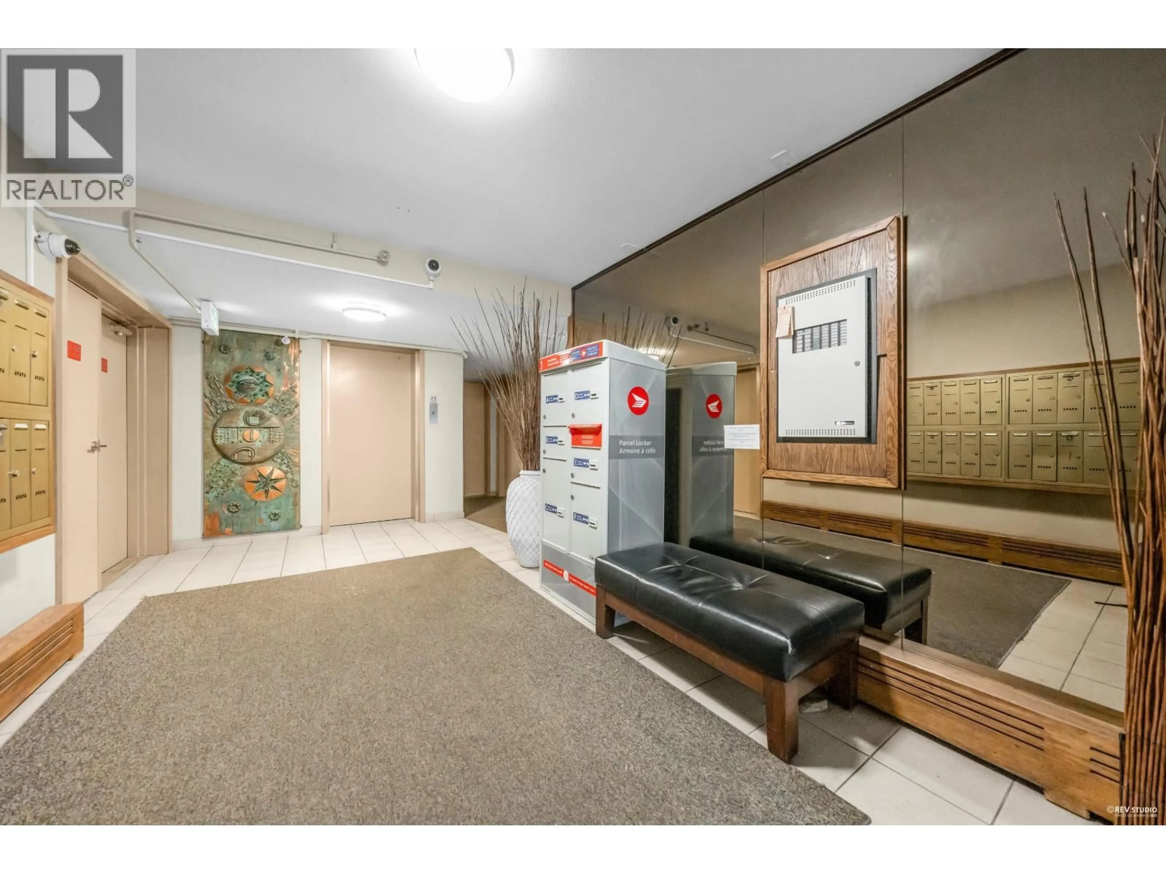 Indoor foyer for 309 - 825 7TH AVENUE, Vancouver British Columbia V5T1P4