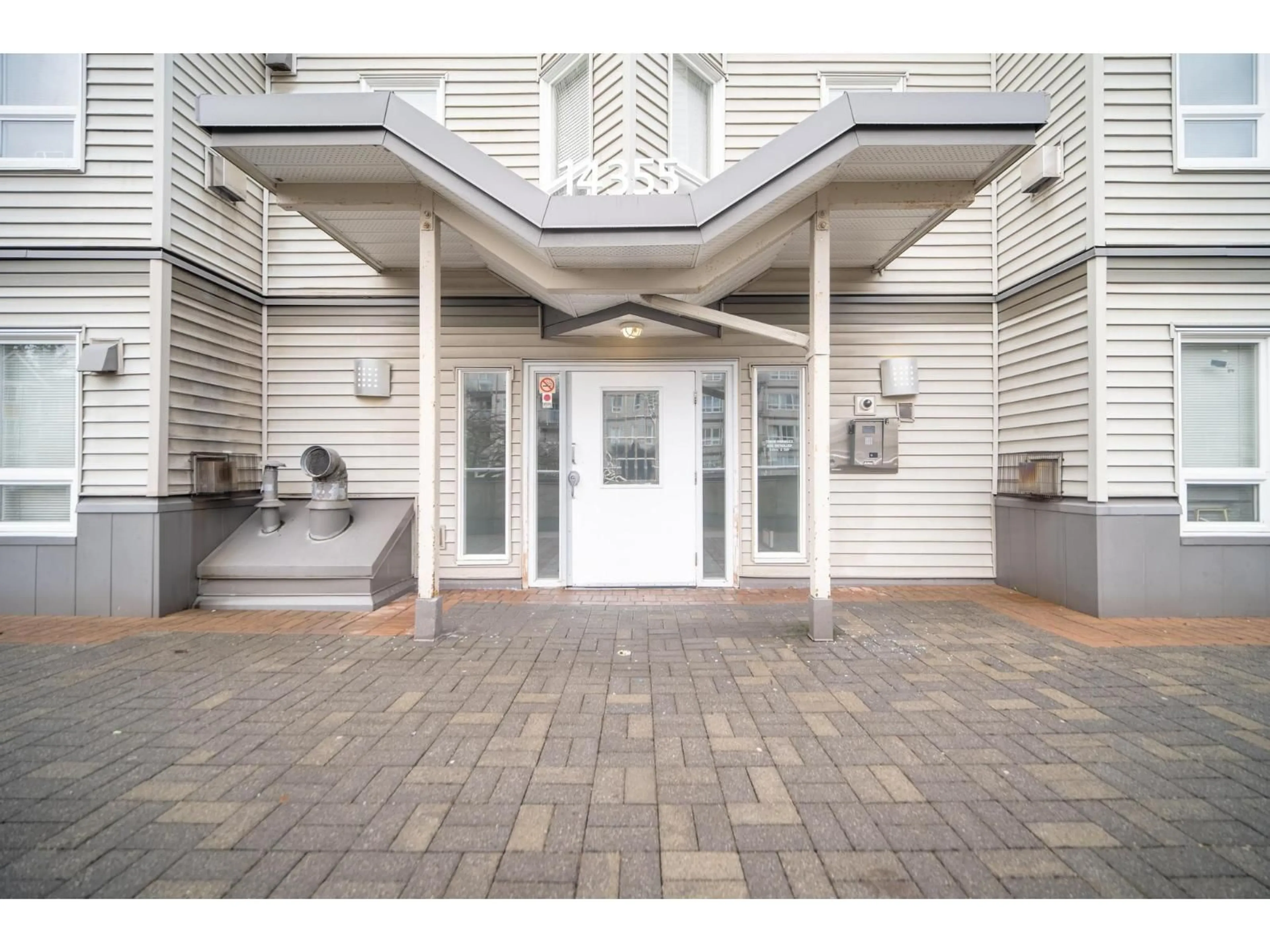 Indoor foyer for 111 - 14355 103 AVENUE, Surrey British Columbia V3T5V5