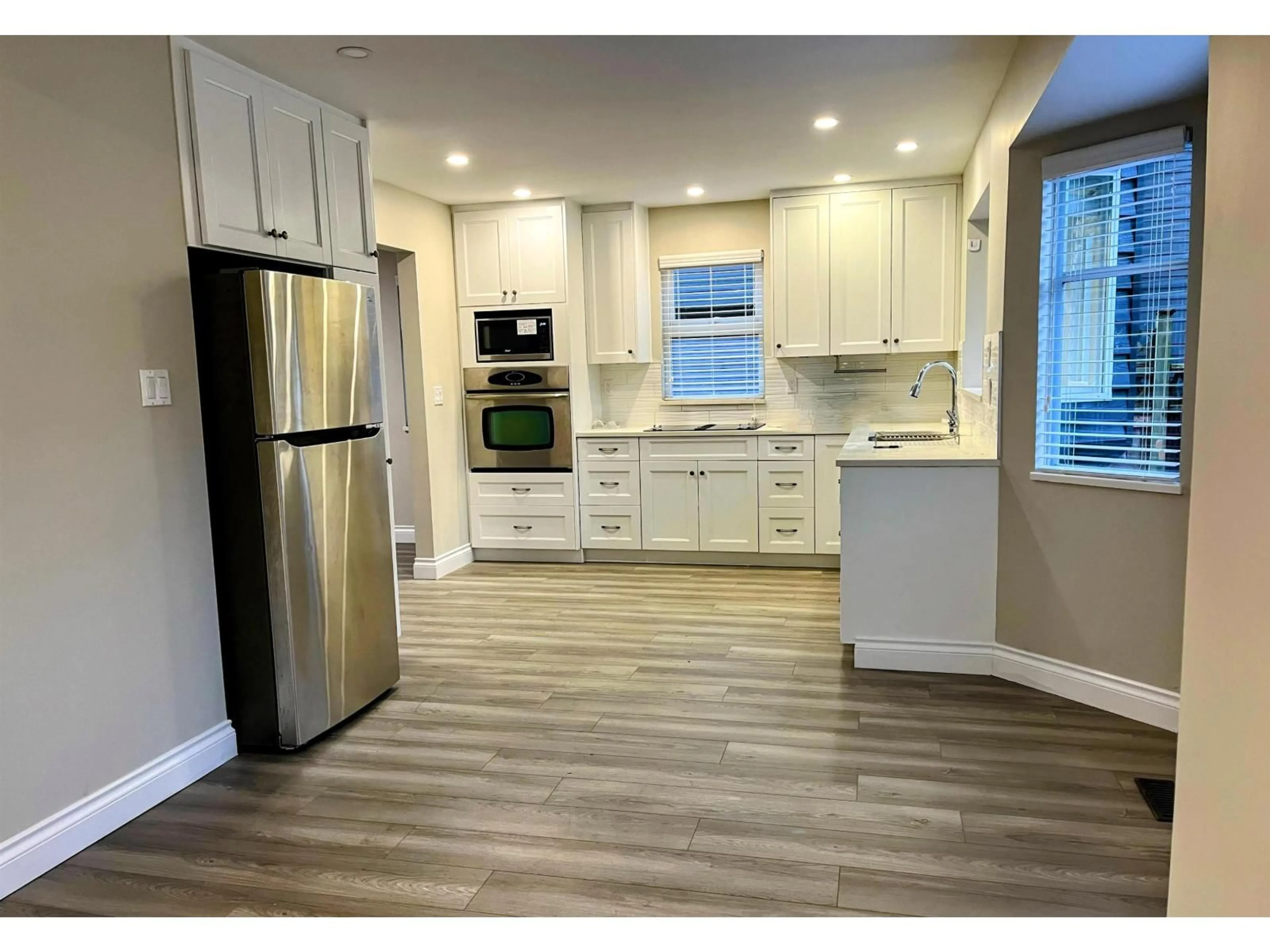 Open concept kitchen, wood/laminate floor for 13015 SUMMERHILL CRESCENT, Surrey British Columbia V4A7T4