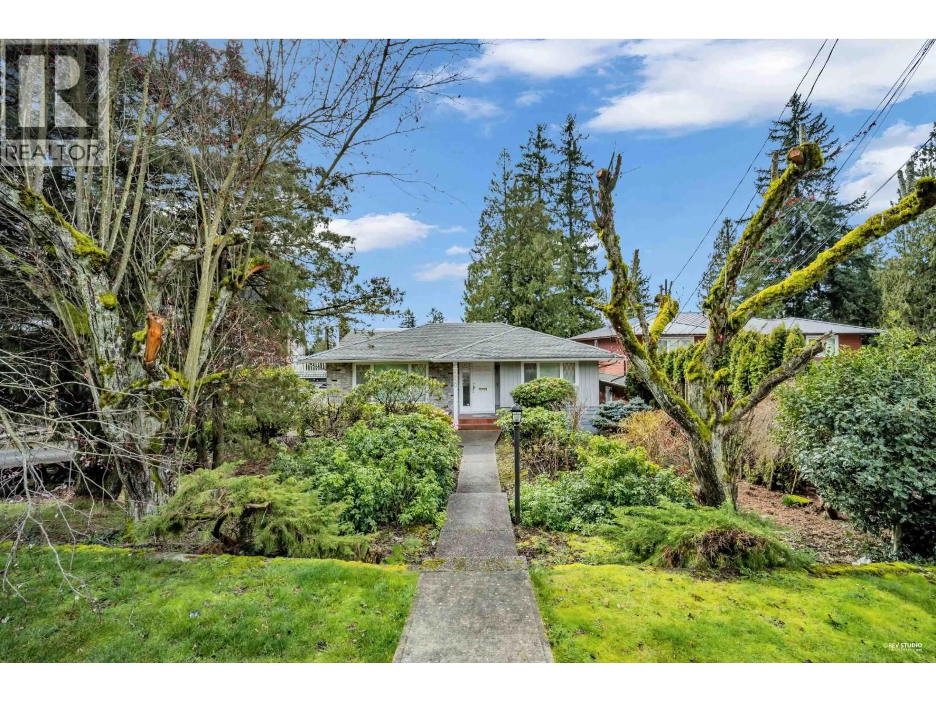 A pic from outside/outdoor area/front of a property/back of a property/a pic from drone, street for 4850 PORTLAND STREET, Burnaby British Columbia V5J2P5
