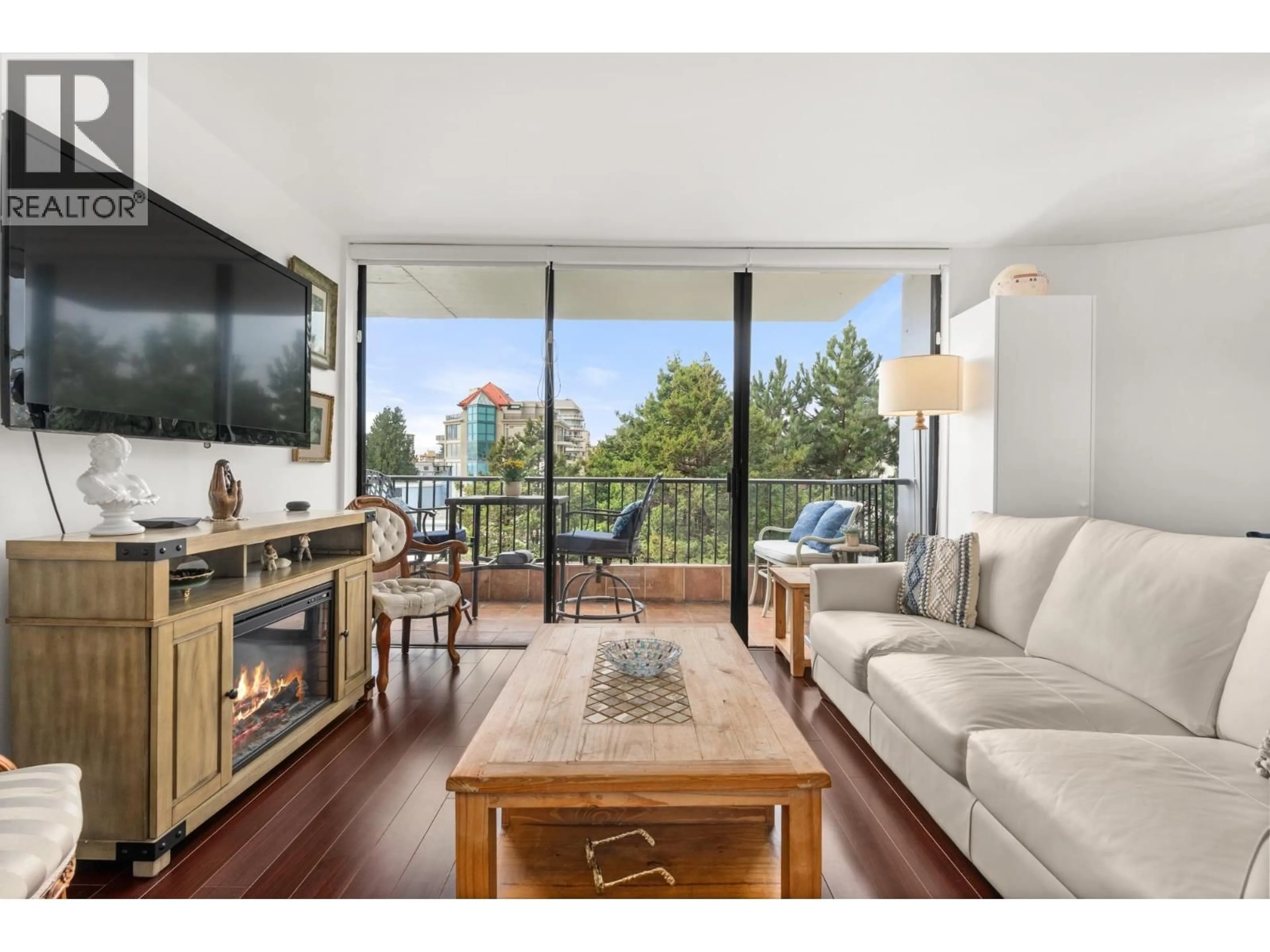 Living room with furniture, wood/laminate floor for 704 - 650 16TH STREET, West Vancouver British Columbia V7V3R9