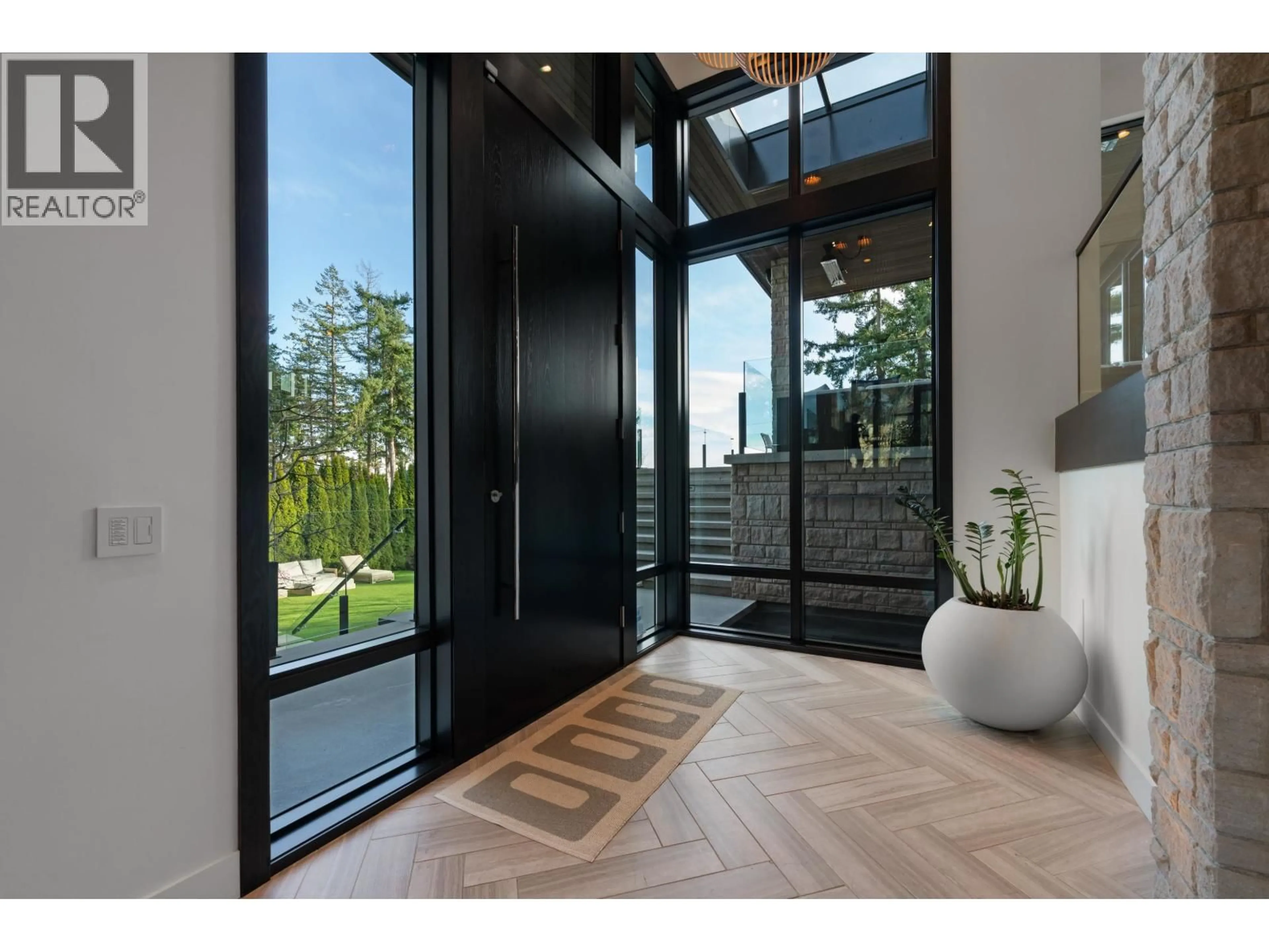 Indoor entryway for 4799 CLOVELLY WALK, West Vancouver British Columbia V7W1H7