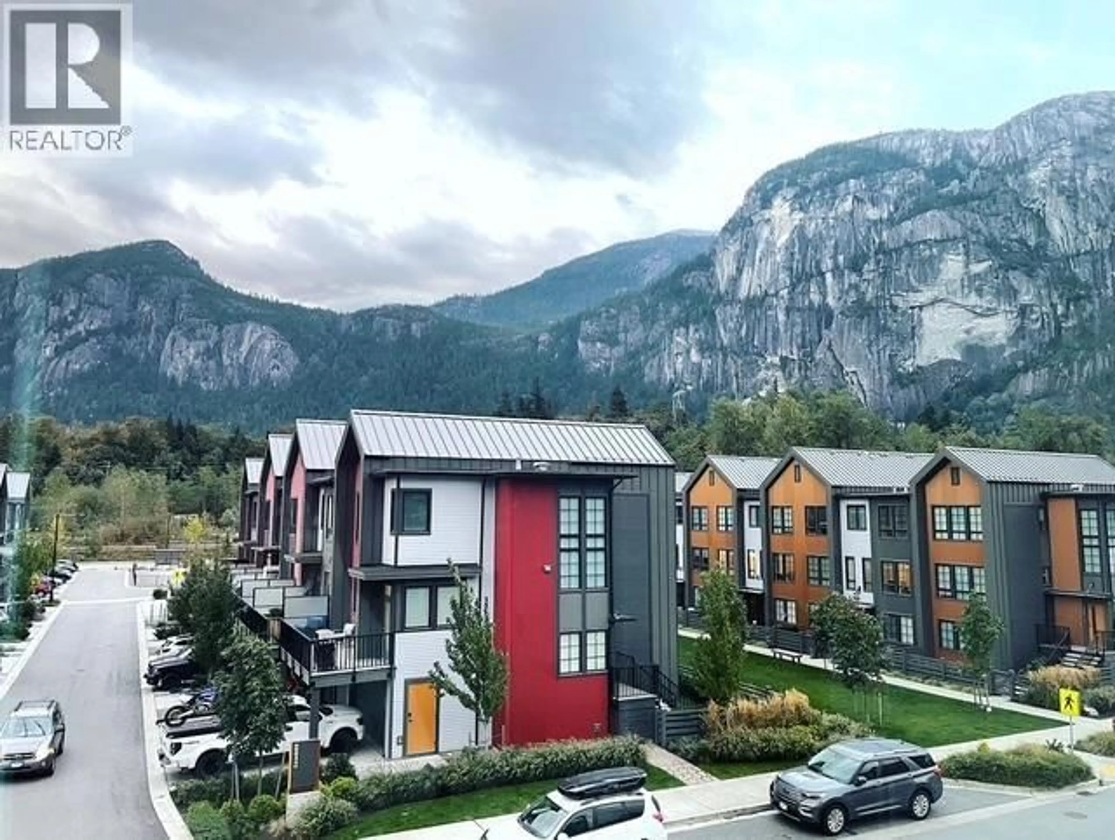 A pic from outside/outdoor area/front of a property/back of a property/a pic from drone, mountain view for 38014 KEEL WAY, Squamish British Columbia V8B2A1