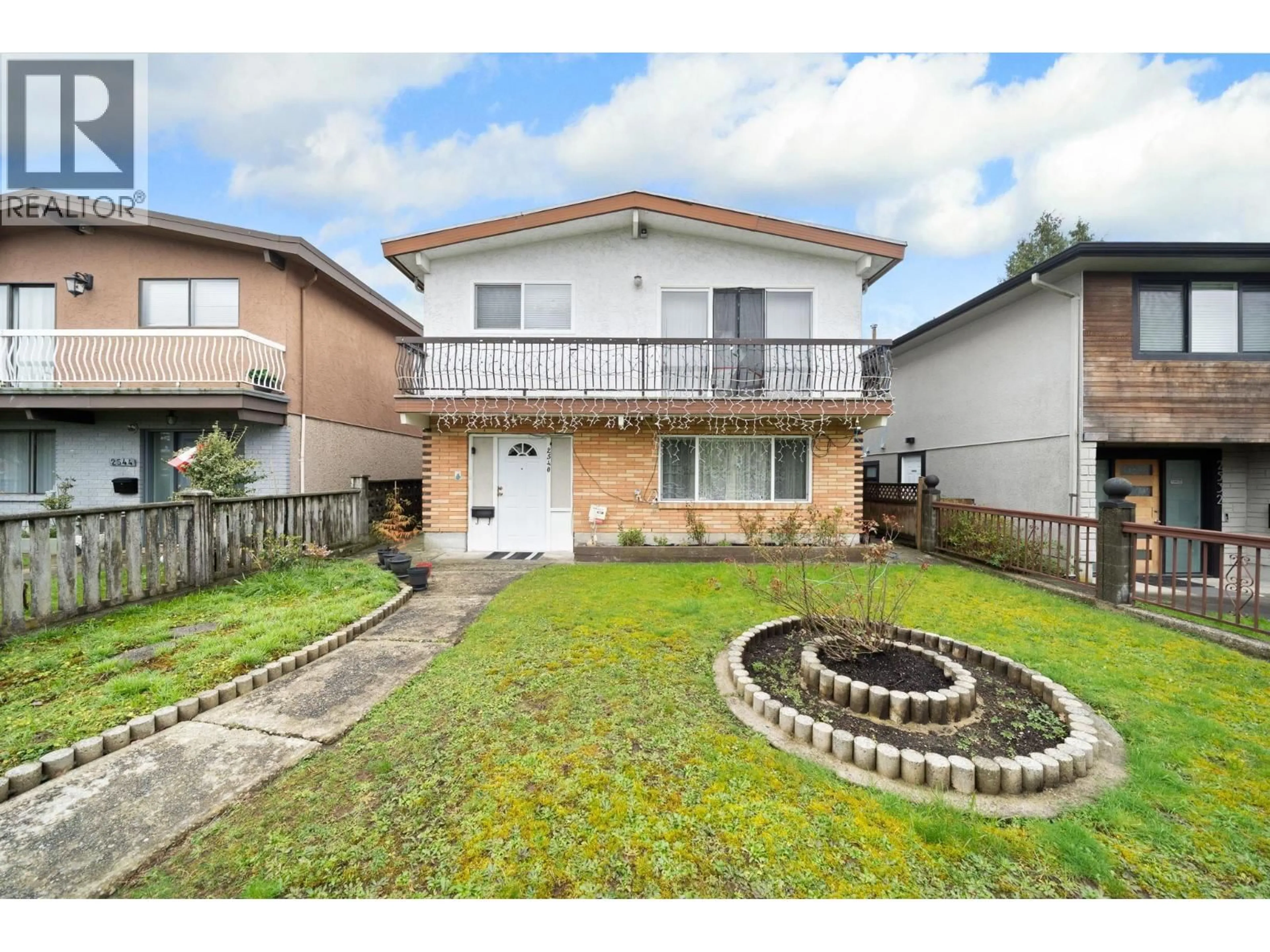 A pic from outside/outdoor area/front of a property/back of a property/a pic from drone, street for 2540 24TH AVENUE, Vancouver British Columbia V5R1C9