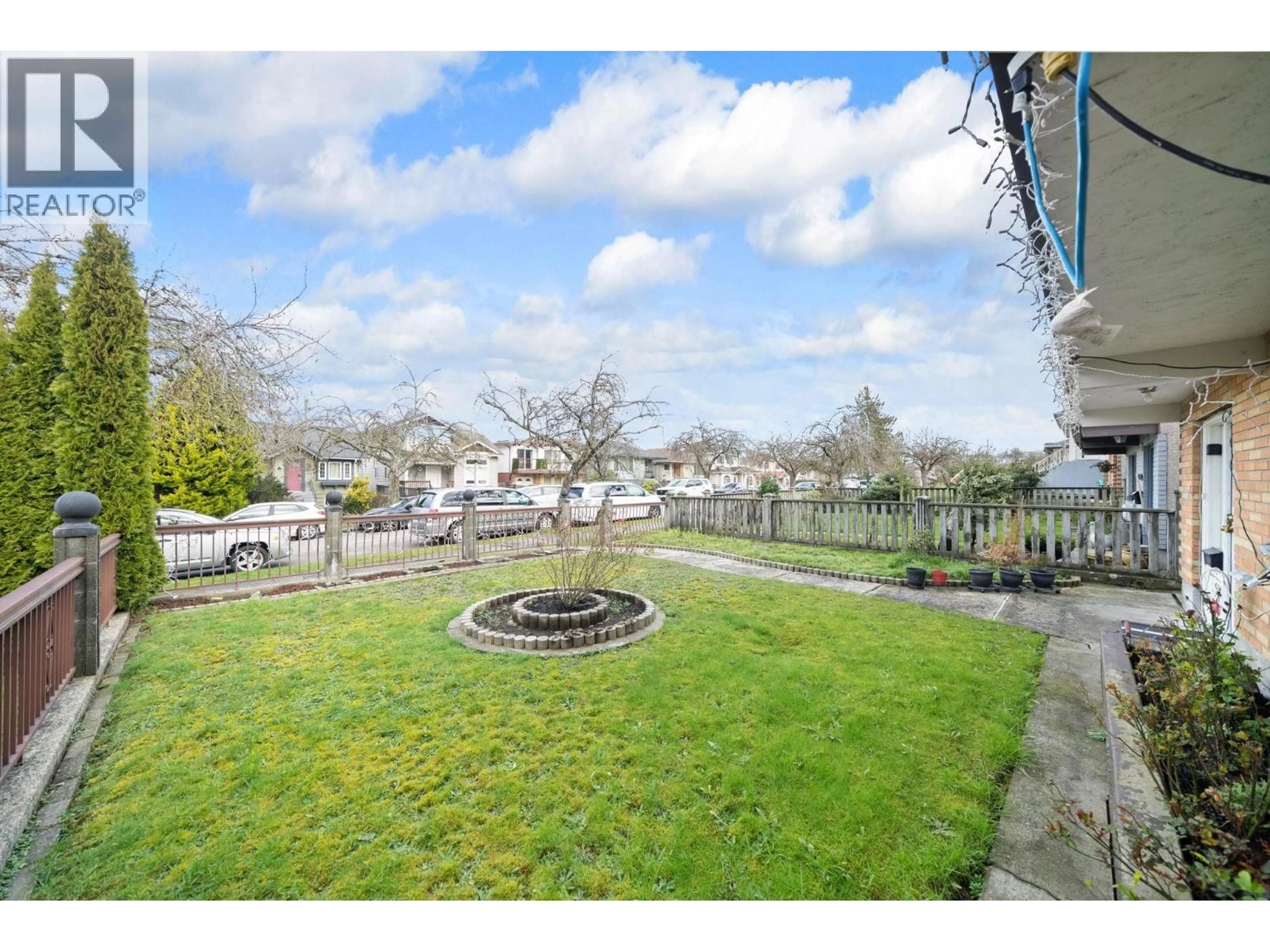 A pic from outside/outdoor area/front of a property/back of a property/a pic from drone, street for 2540 24TH AVENUE, Vancouver British Columbia V5R1C9