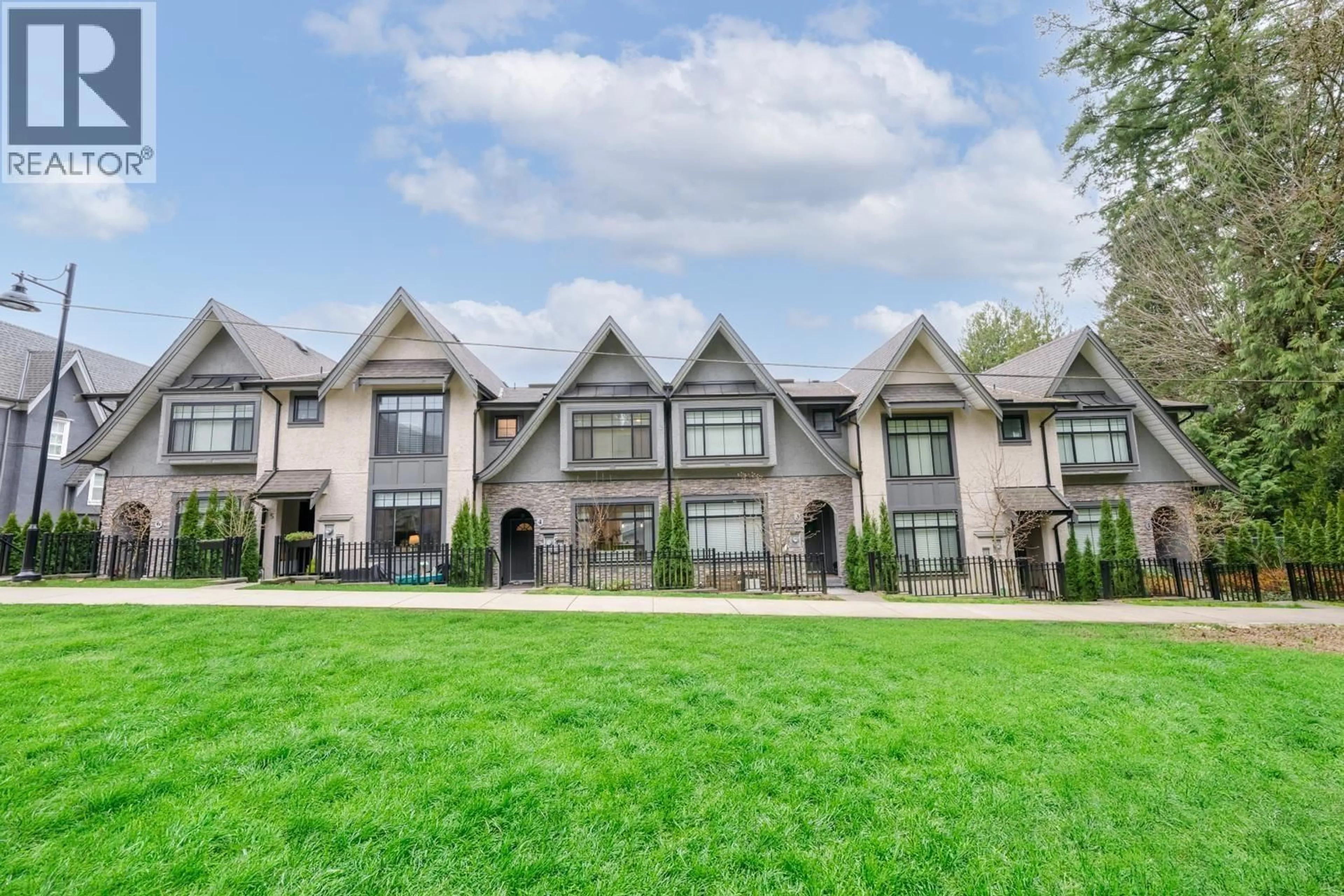 Patio, mountain view for 4 - 3406 ROXTON AVENUE, Coquitlam British Columbia V3B0G7