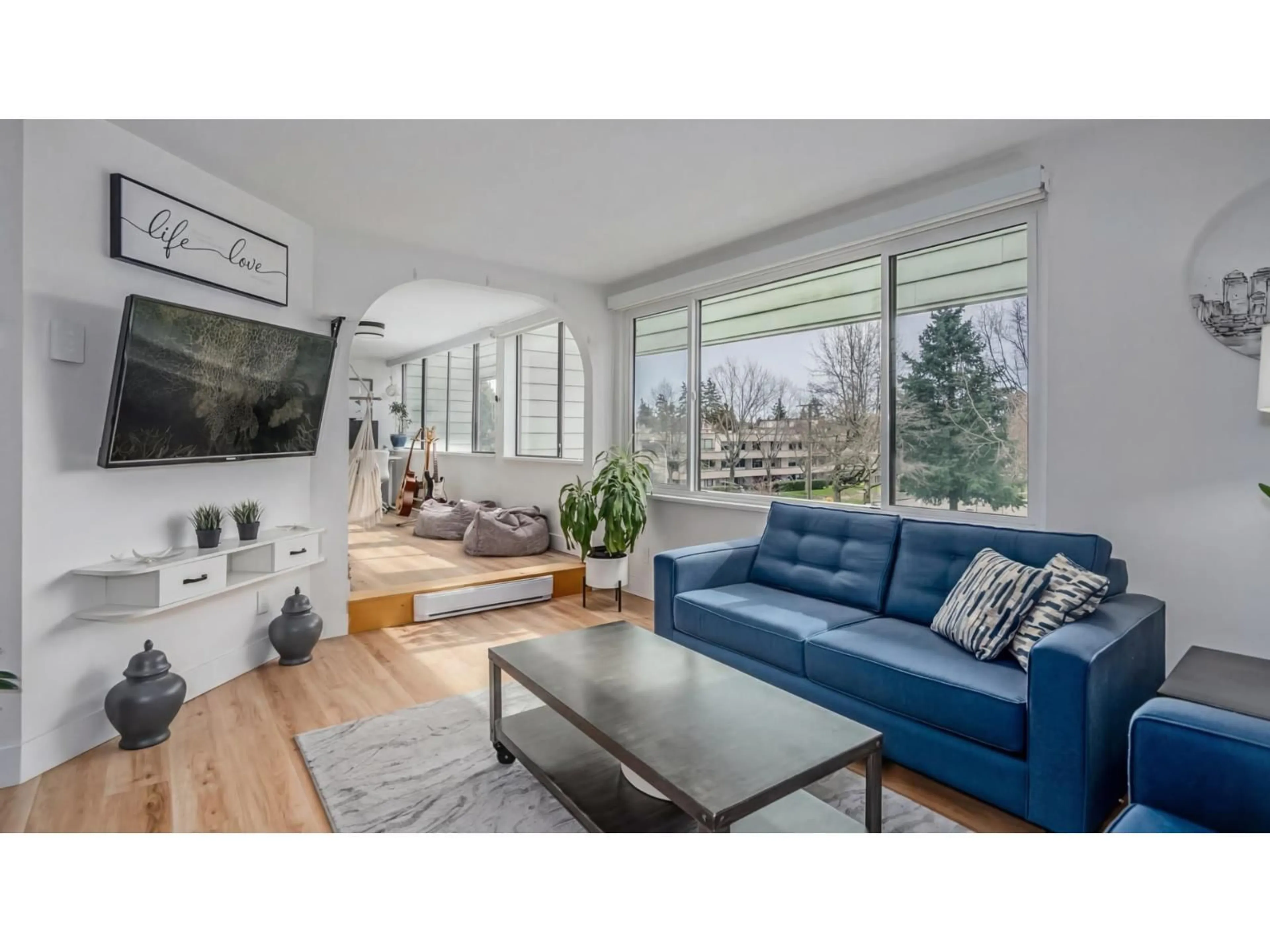 Living room with furniture, wood/laminate floor for 307 - 15272 19 AVENUE, Surrey British Columbia V4A1X6