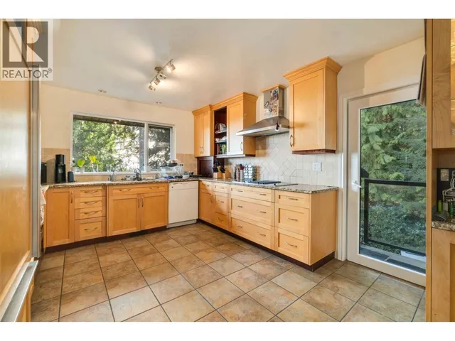 5189 MADEIRA COURT, North Vancouver 4