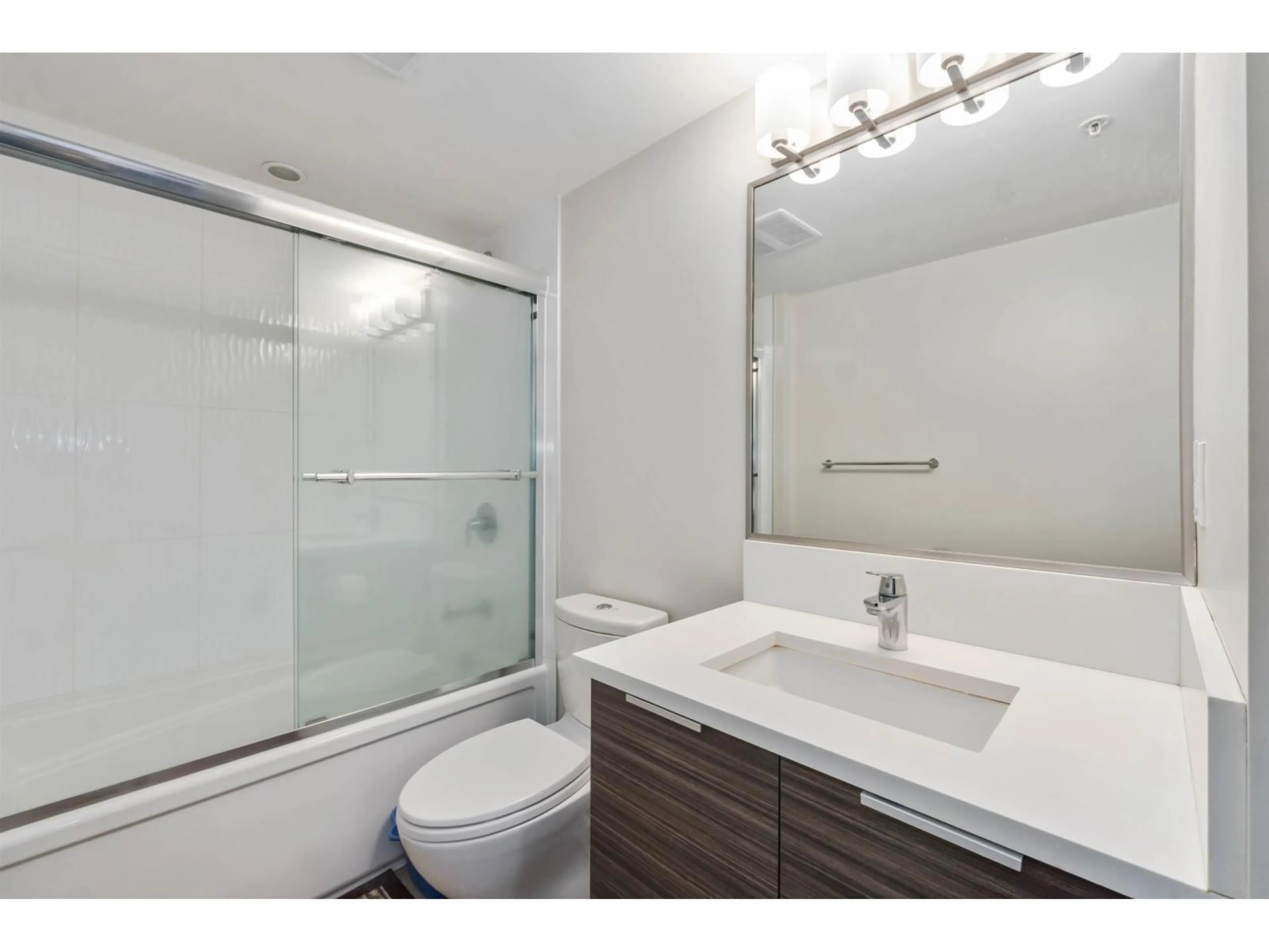 Standard bathroom, unknown for 1202 - 13303 CENTRAL AVENUE, Surrey British Columbia V3T0K6