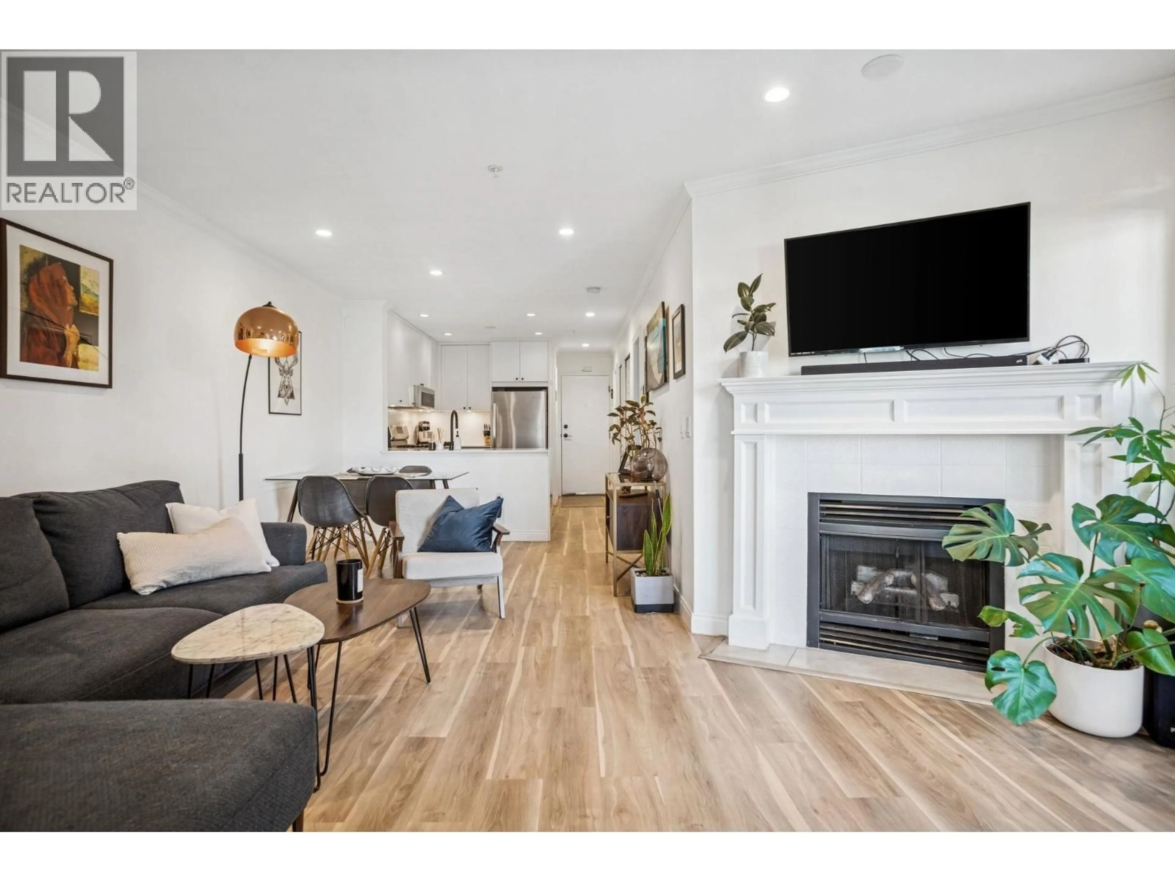 Living room with furniture, wood/laminate floor for 305 - 688 16TH AVENUE, Vancouver British Columbia V5T2V4