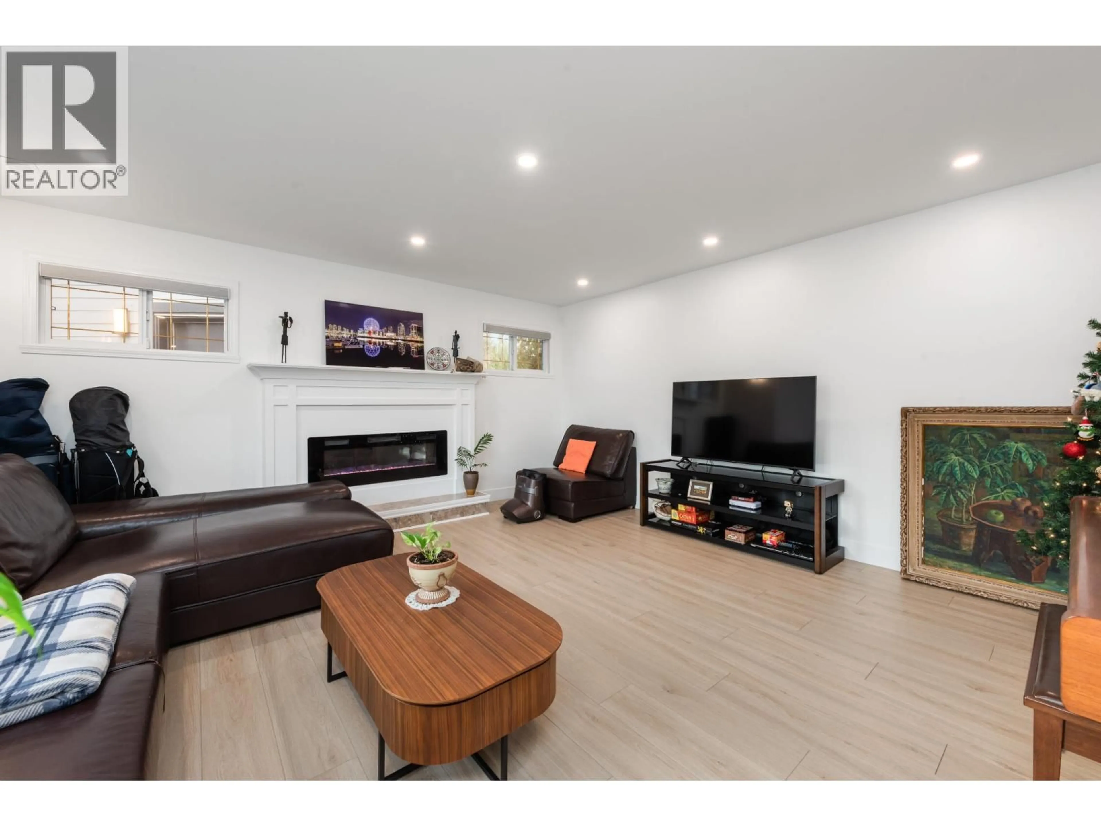 Living room with furniture, wood/laminate floor for 103 - 1334 CHARLAND AVENUE, Coquitlam British Columbia V3K3L3