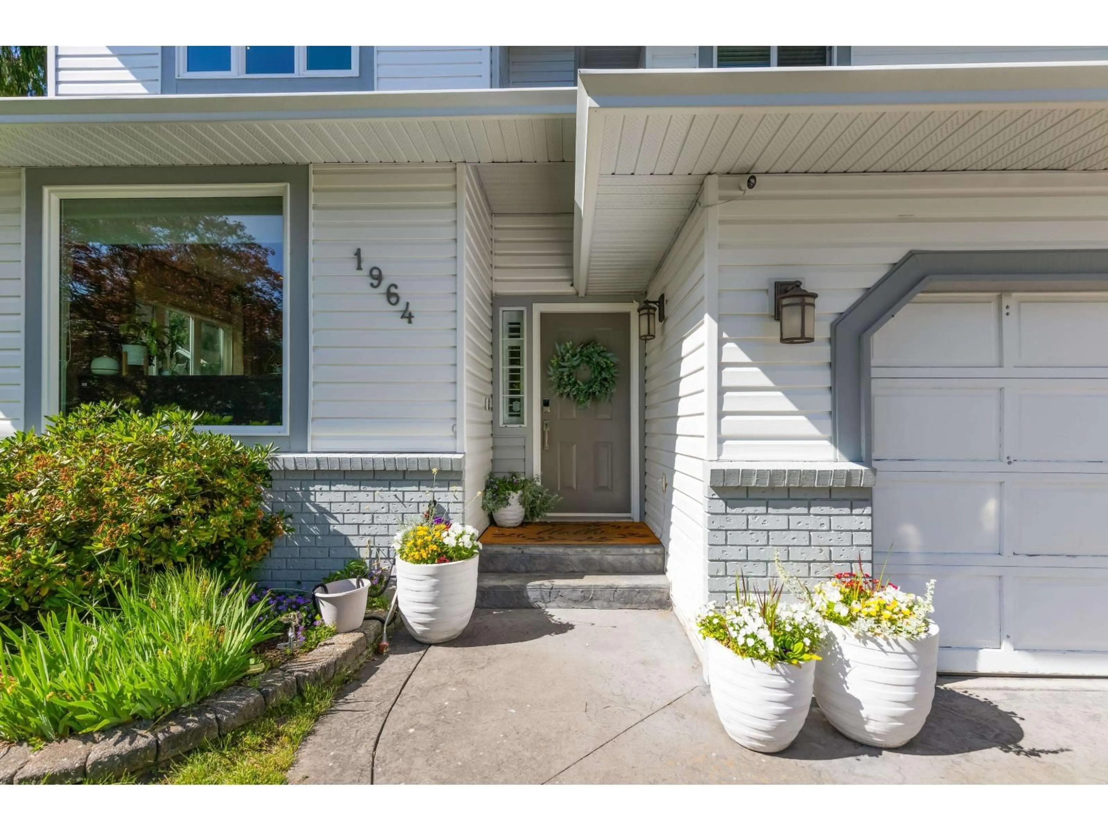 Indoor entryway for 1964 158A STREET, Surrey British Columbia V4A8G9