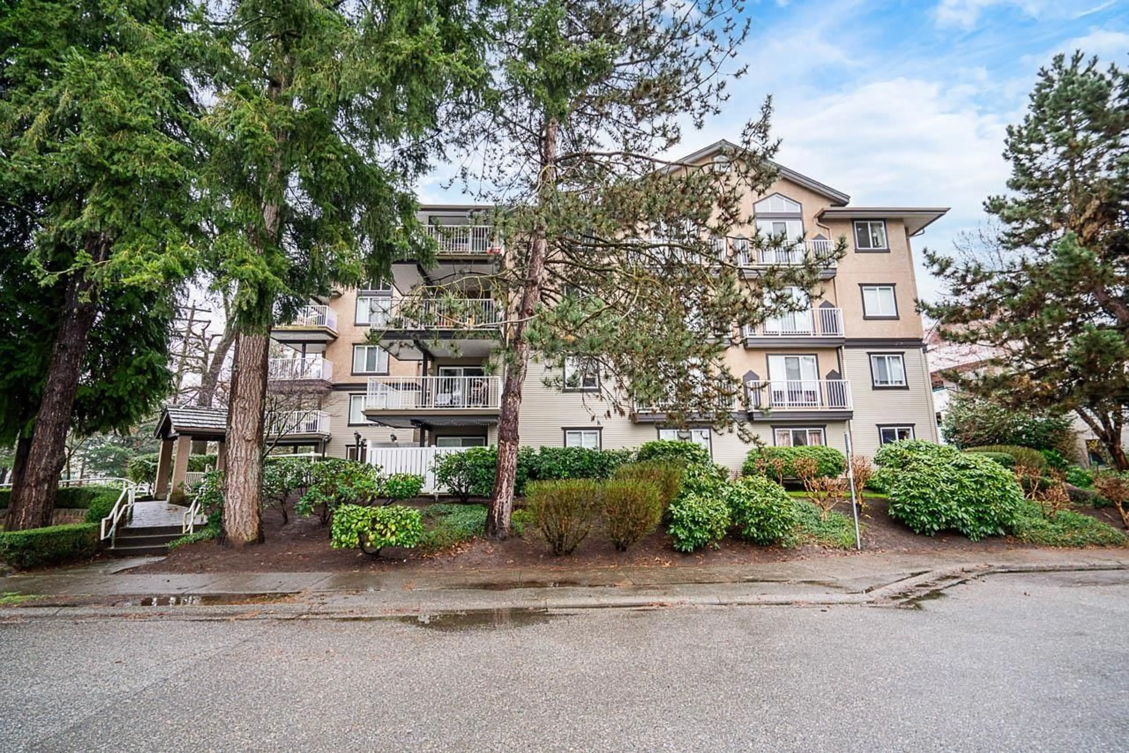 Patio, street for 304 - 20288 54 AVENUE, Langley British Columbia V3A3W3