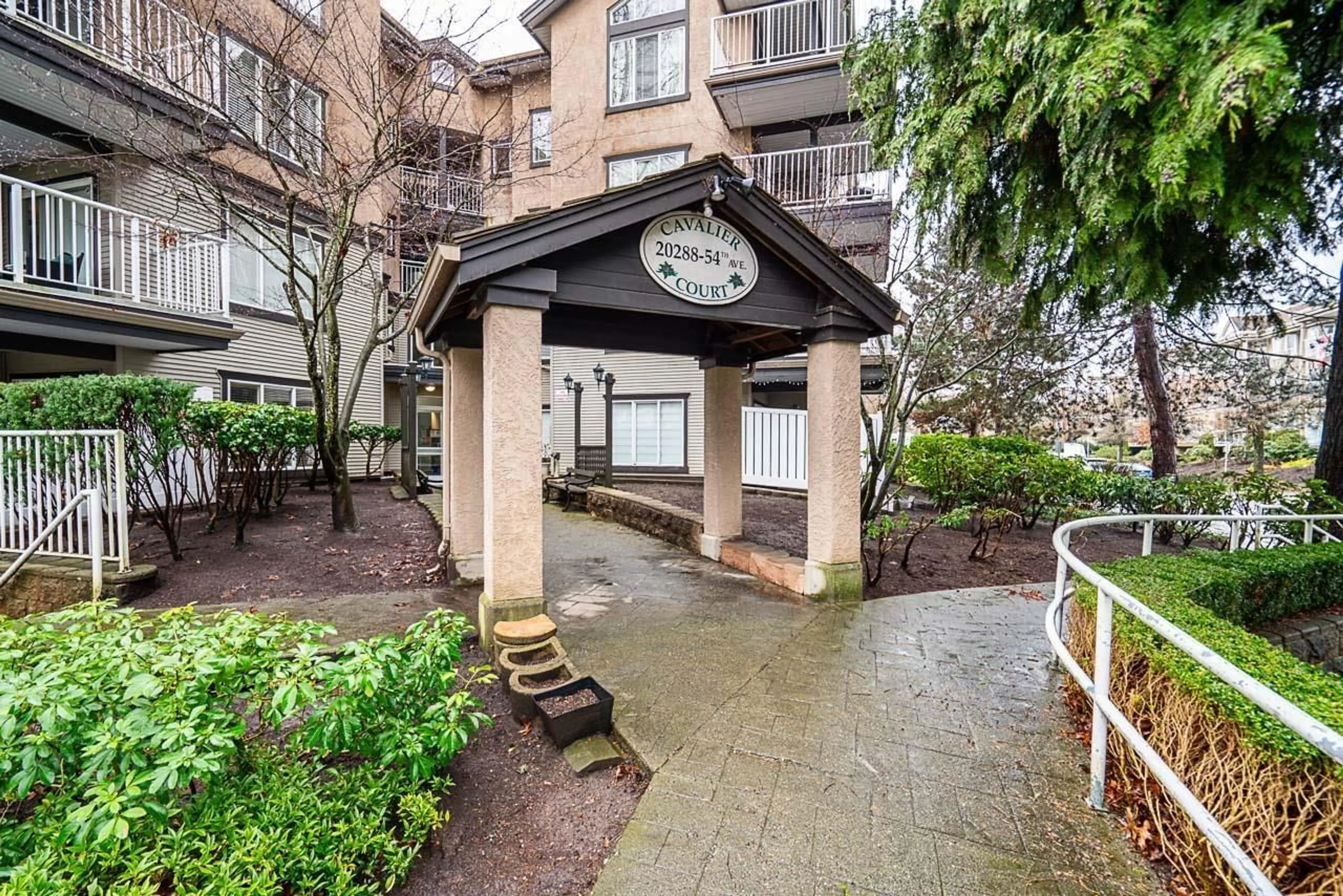 Indoor foyer for 304 - 20288 54 AVENUE, Langley British Columbia V3A3W3