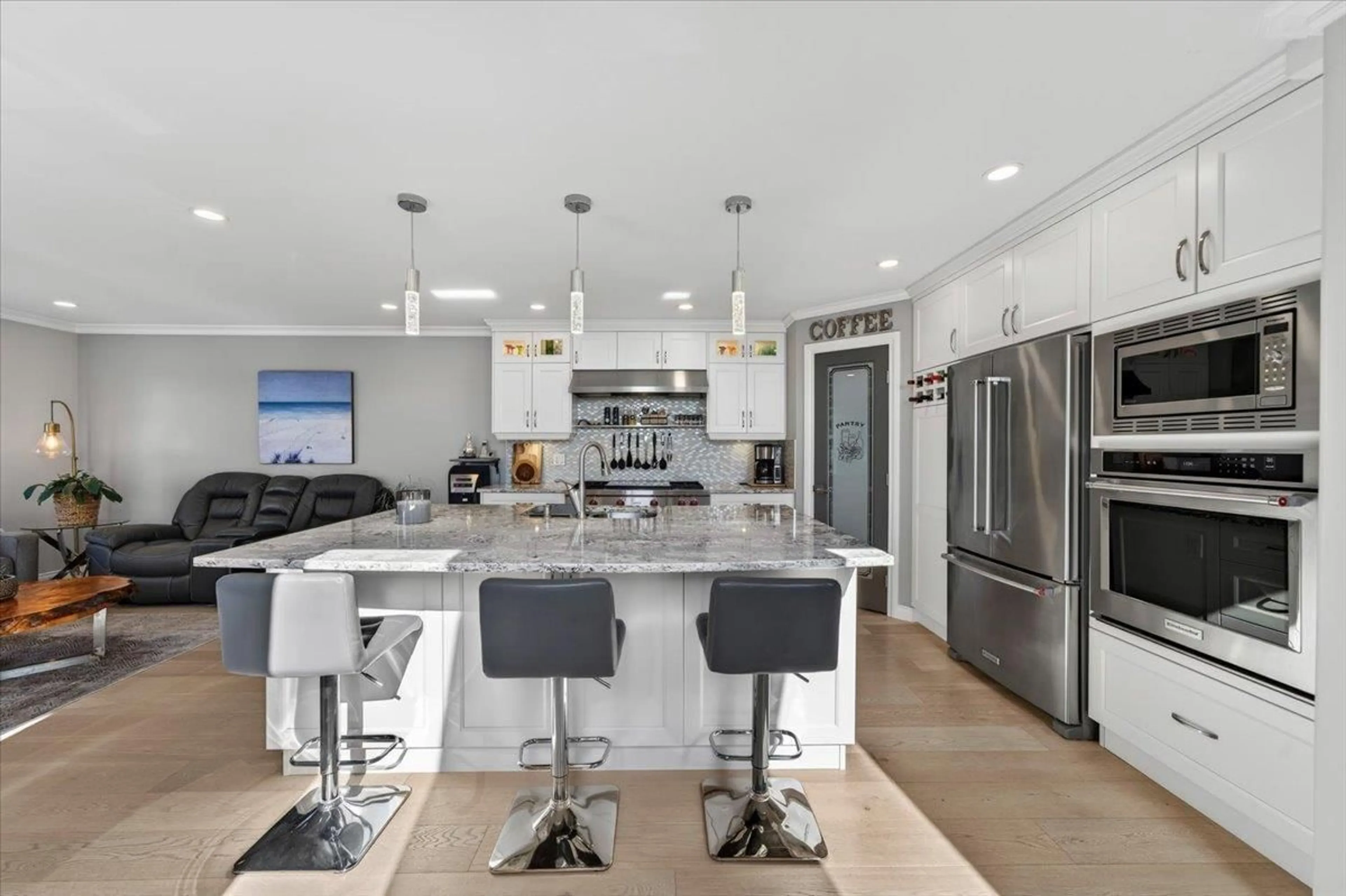 Contemporary kitchen, ceramic/tile floor for 927 KENT STREET, White Rock British Columbia V4B4S9