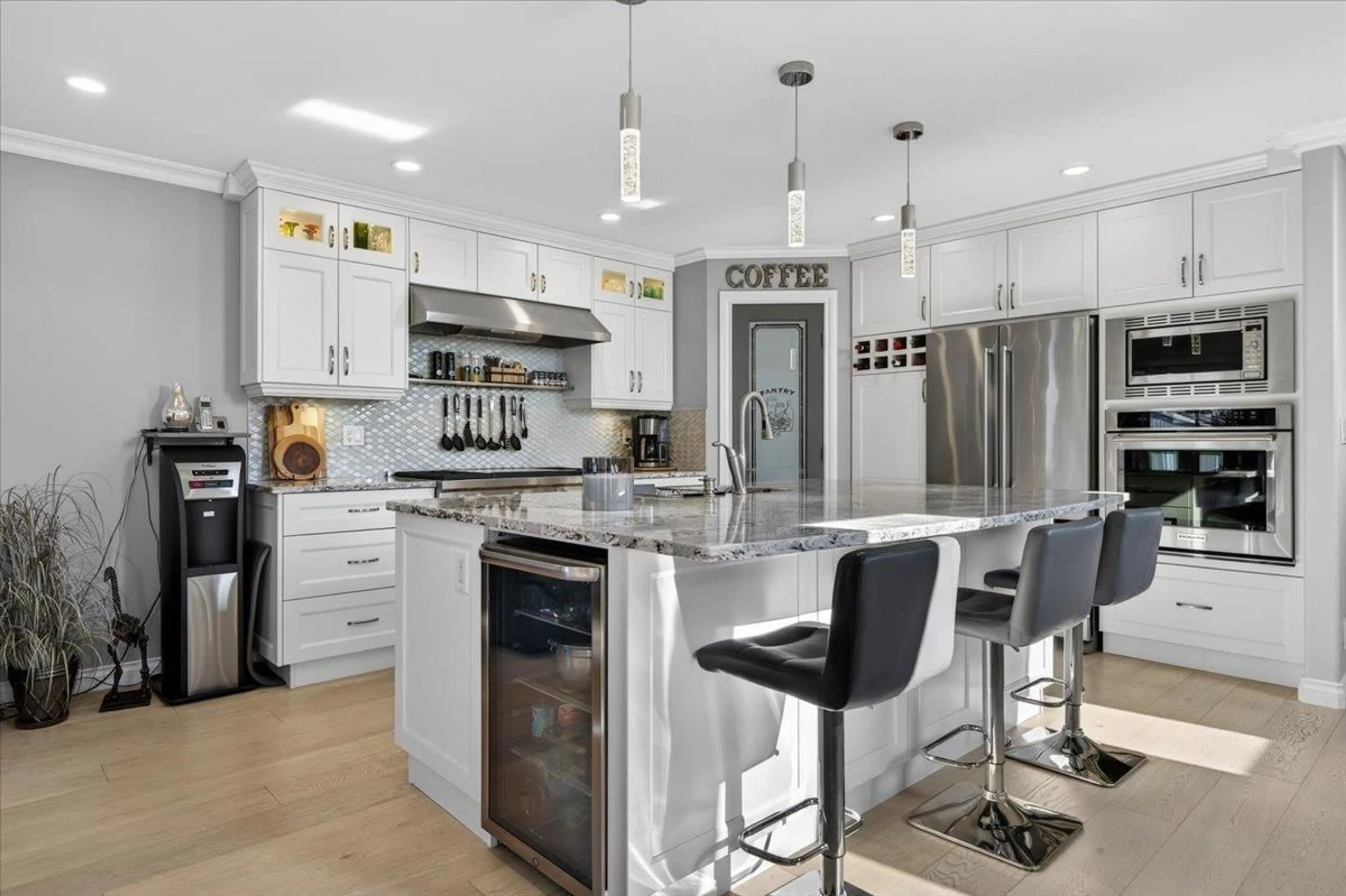 Contemporary kitchen, ceramic/tile floor for 927 KENT STREET, White Rock British Columbia V4B4S9