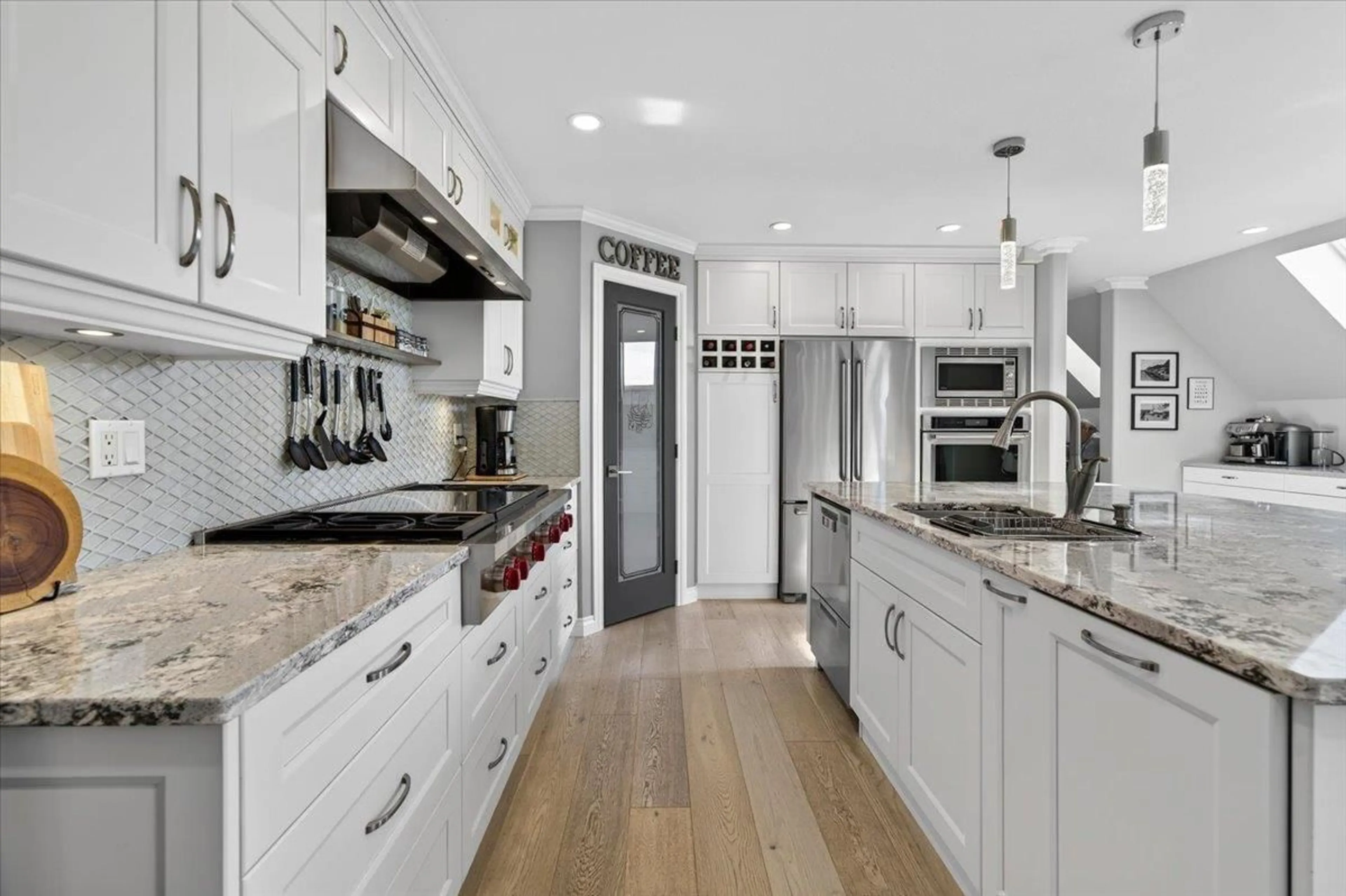 Contemporary kitchen, ceramic/tile floor for 927 KENT STREET, White Rock British Columbia V4B4S9