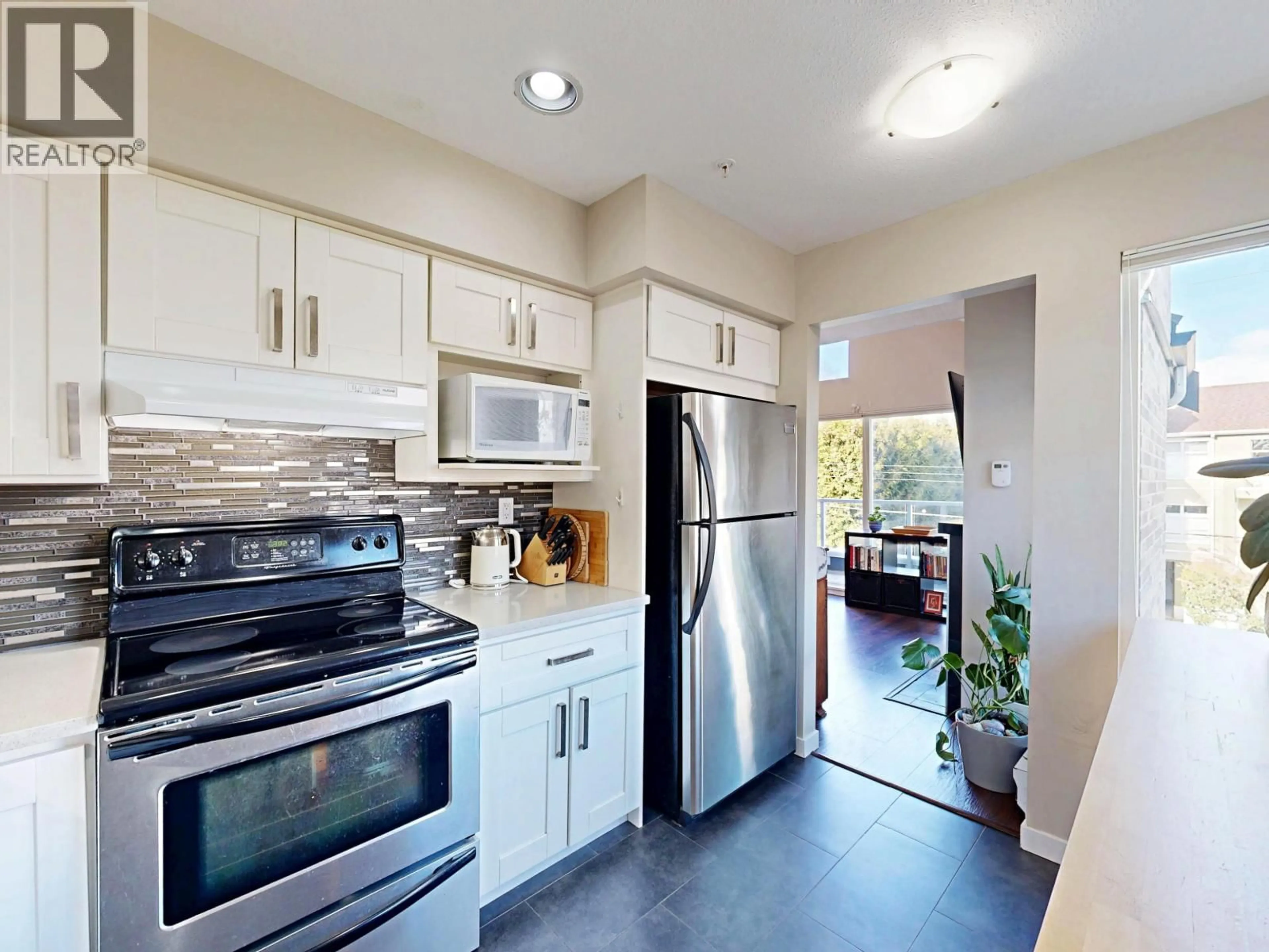 Open concept kitchen, ceramic/tile floor for 307 - 865 15TH AVENUE, Vancouver British Columbia V5Z1R8