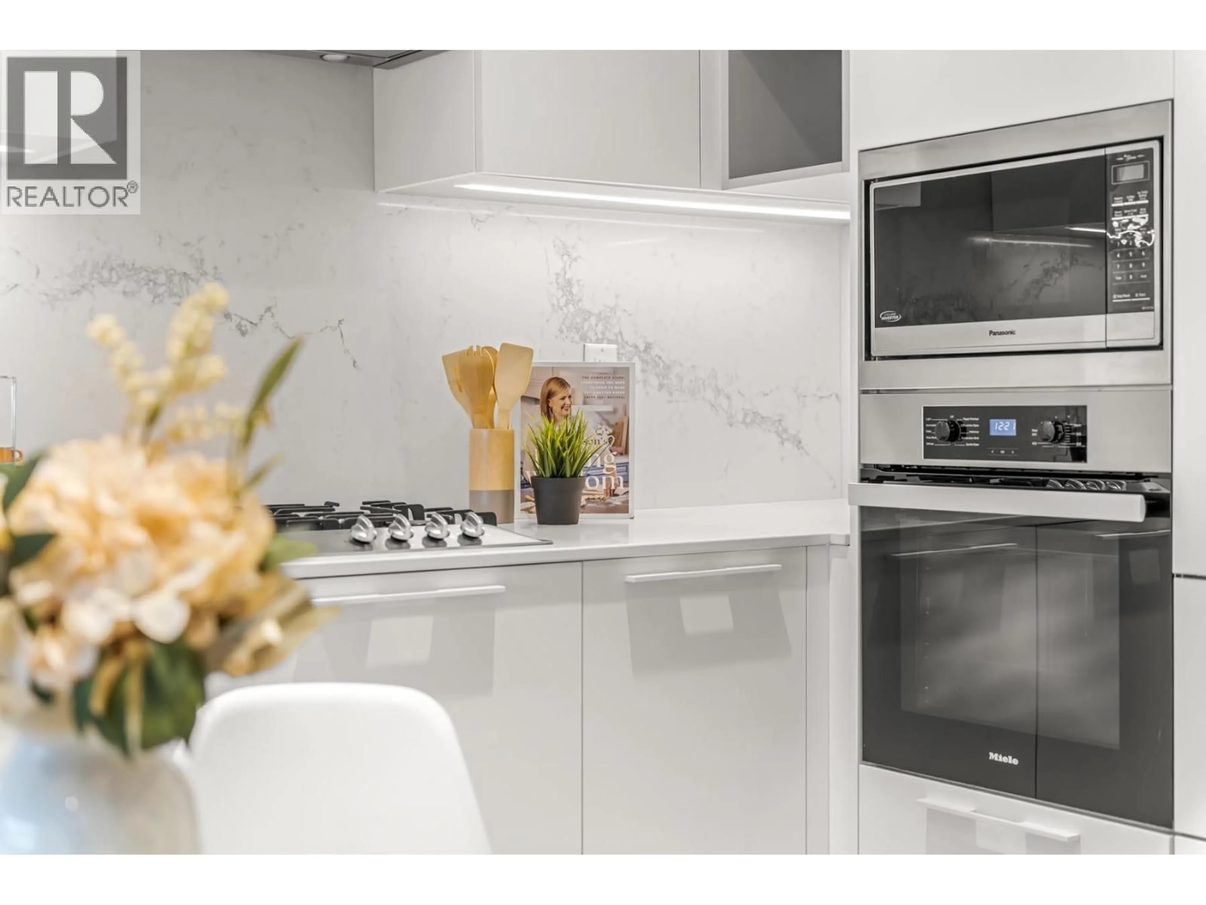 Standard kitchen, unknown for 1608 - 6699 DUNBLANE AVENUE, Burnaby British Columbia V5H0J8