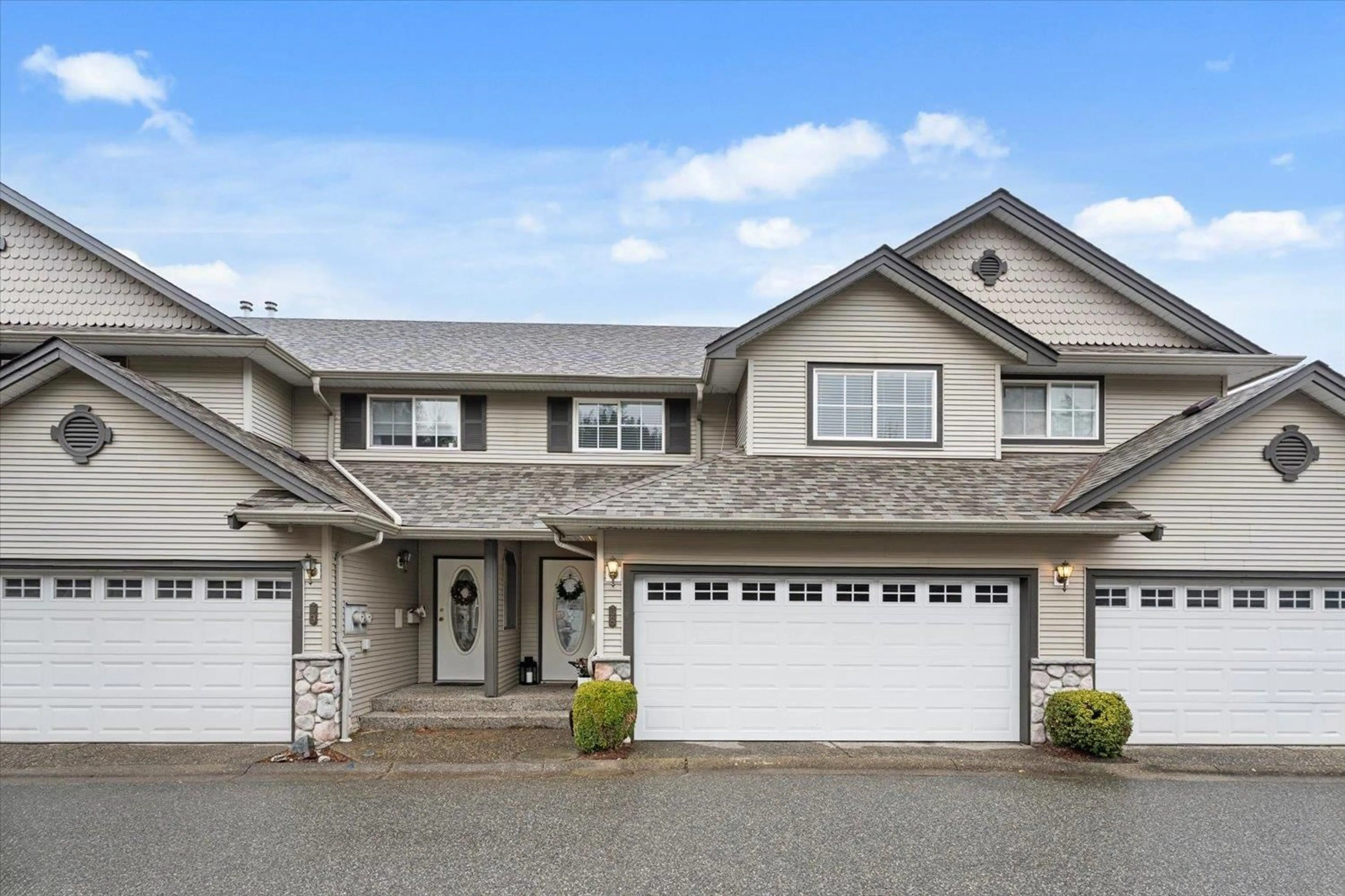 Home with vinyl exterior material, street for 38 - 46360 VALLEYVIEW ROAD, Chilliwack British Columbia V2R5L7