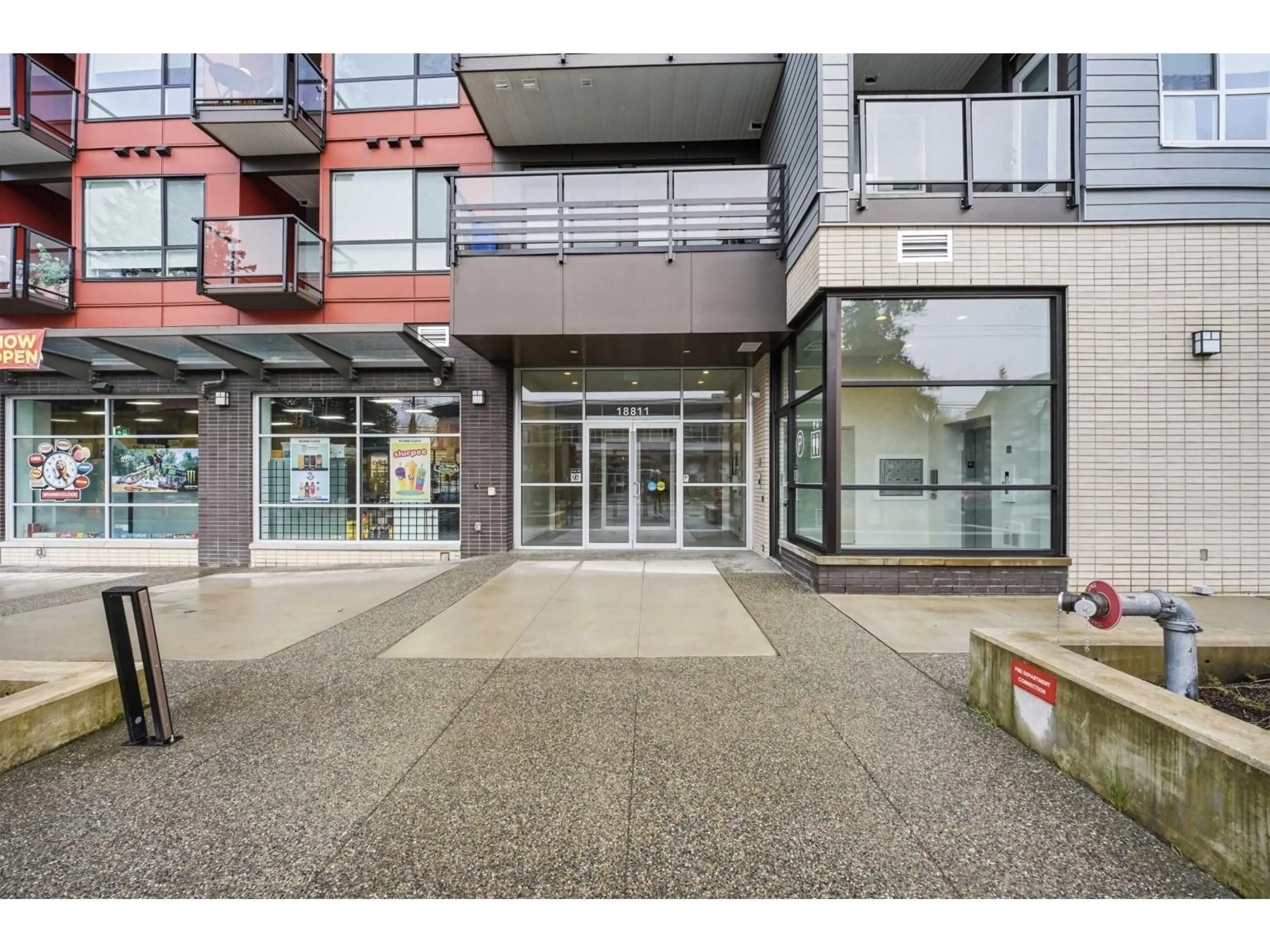 Indoor foyer for 305 - 18811 72 AVENUE, Surrey British Columbia V4N1M9