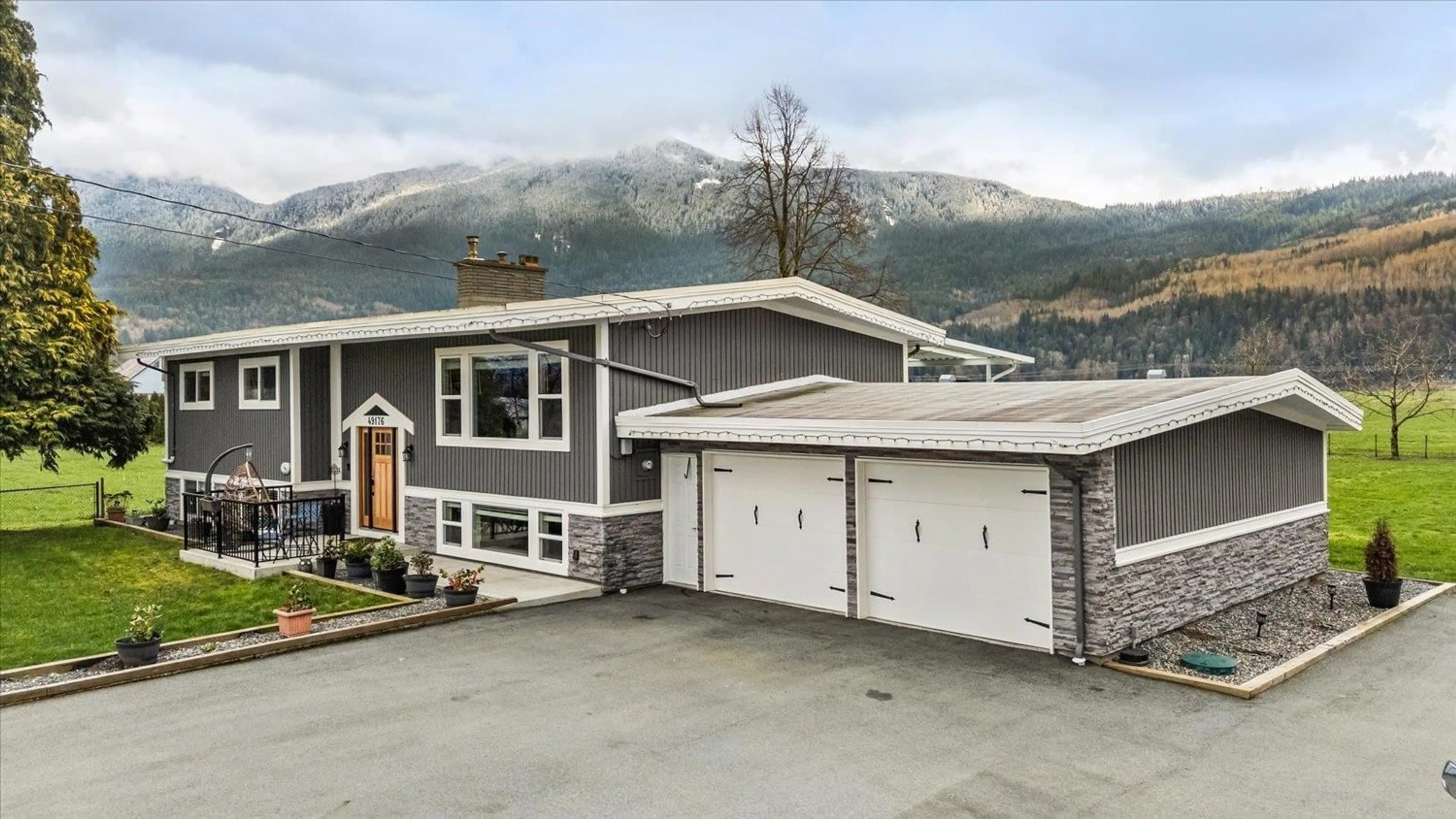 Home with vinyl exterior material, mountain view for 49176 PRAIRIE CENTRAL ROAD, Chilliwack British Columbia V2P6H3