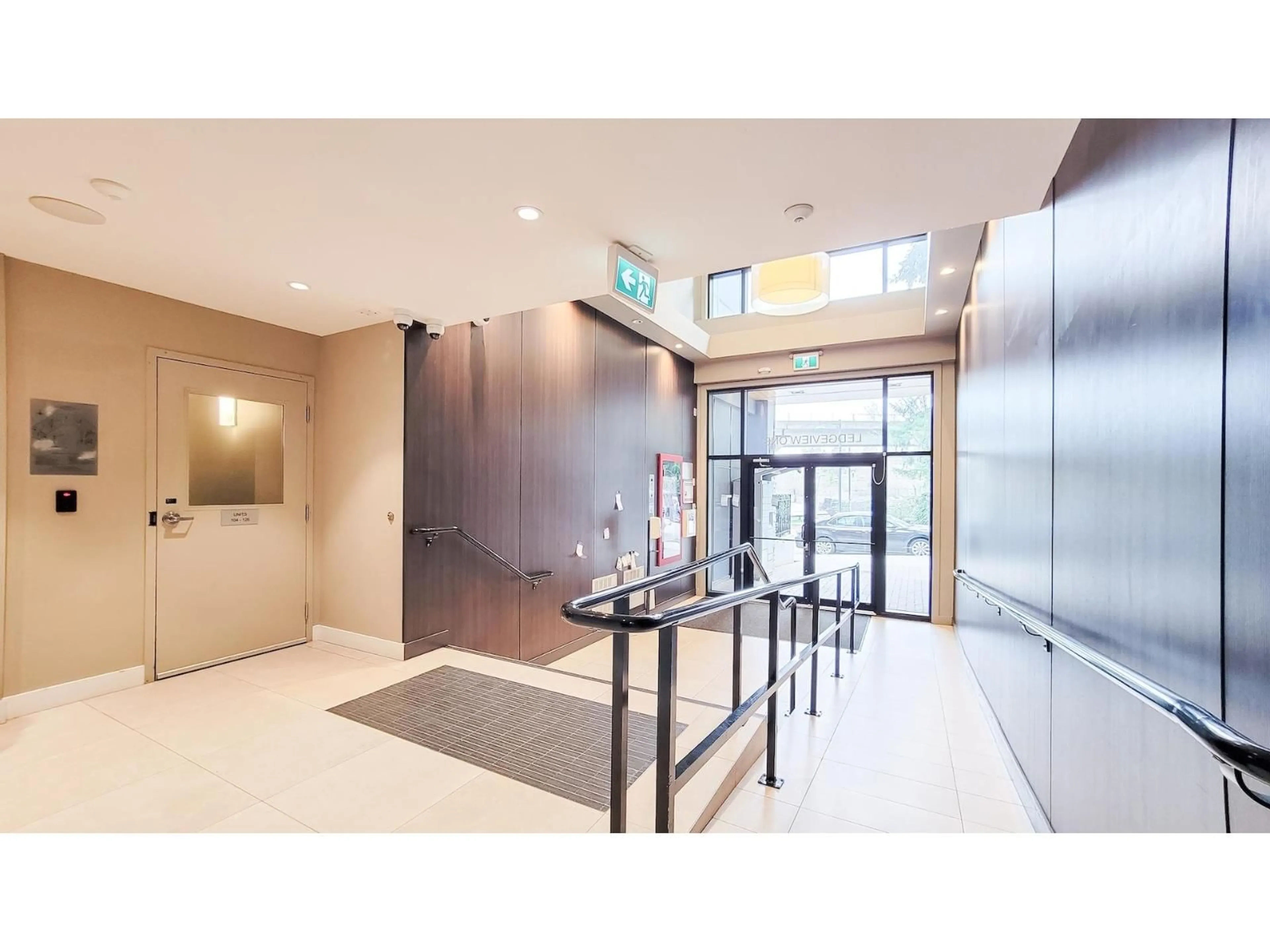 Indoor foyer for 326 - 11077 RAVINE ROAD, Surrey British Columbia V3T0R7