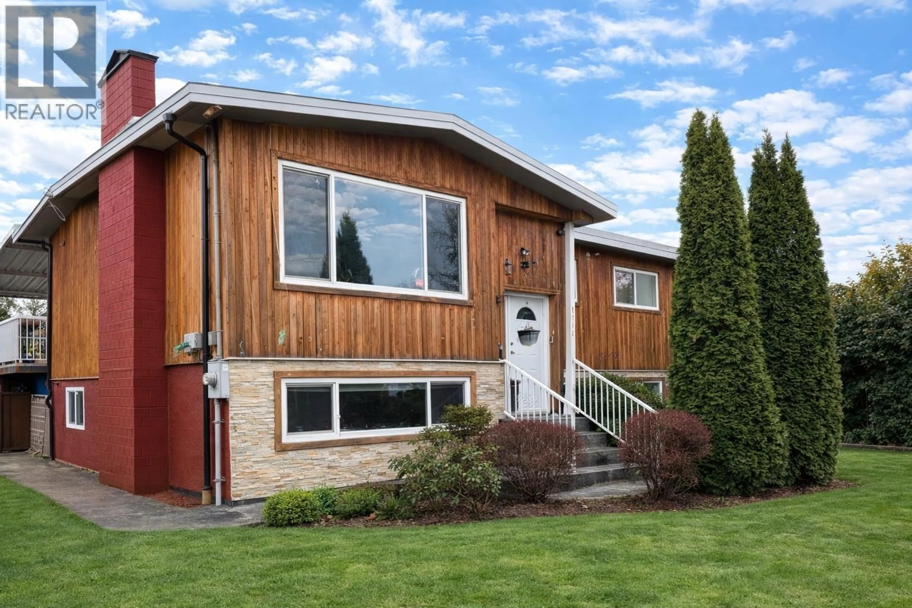 Home with vinyl exterior material, street for 6710 ST CHARLES PLACE, Burnaby British Columbia V5H3V9