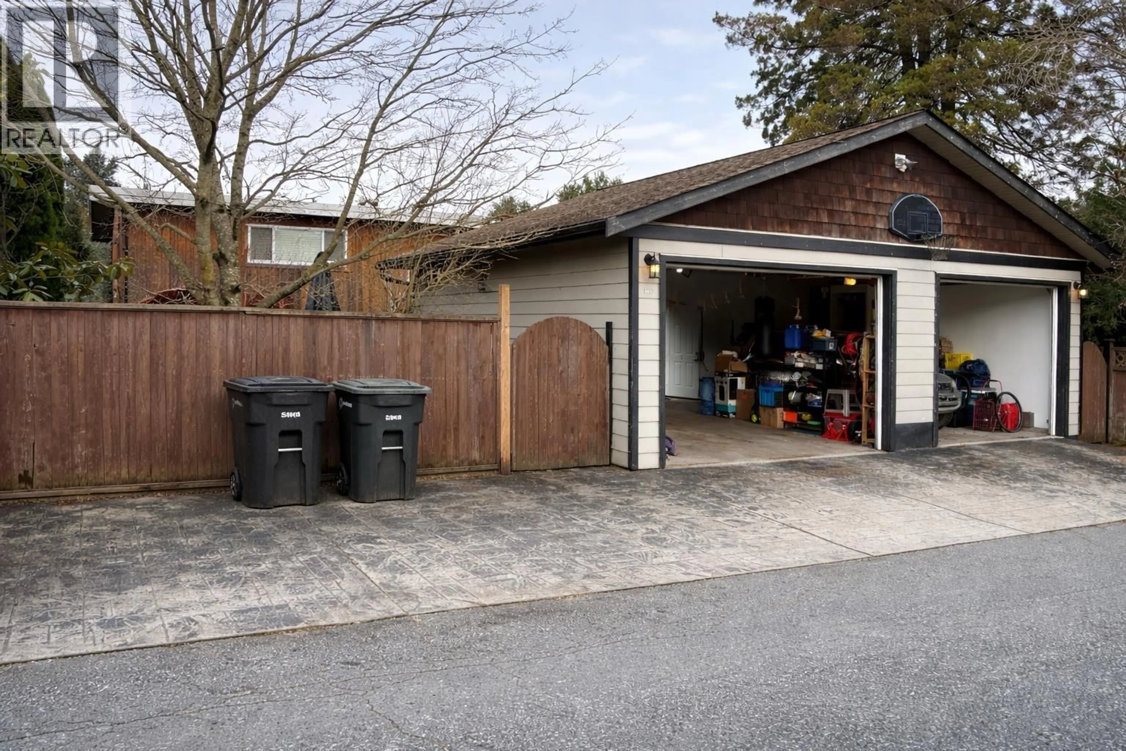 Indoor garage for 6710 ST CHARLES PLACE, Burnaby British Columbia V5H3V9