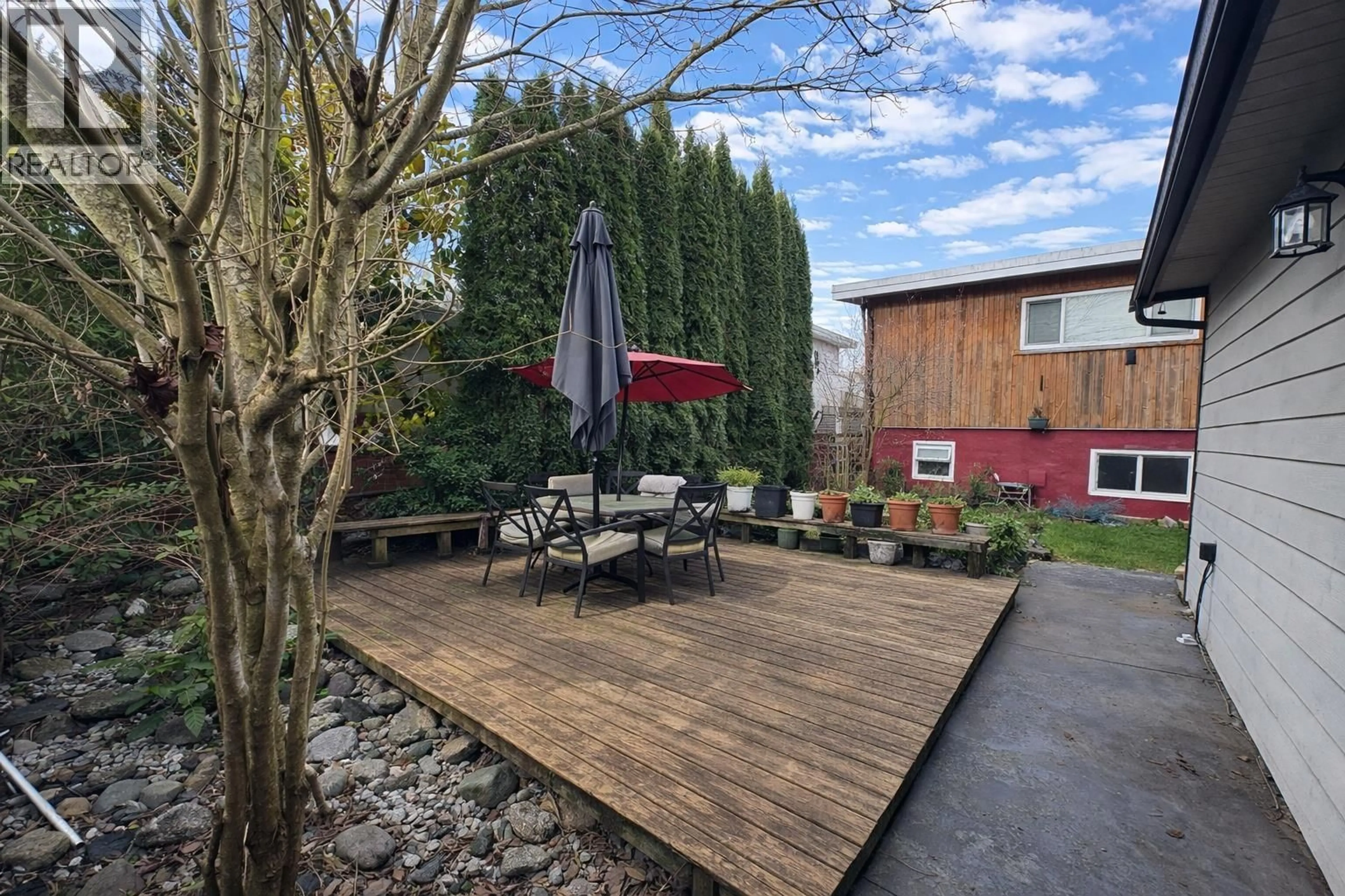 Patio, street for 6710 ST CHARLES PLACE, Burnaby British Columbia V5H3V9