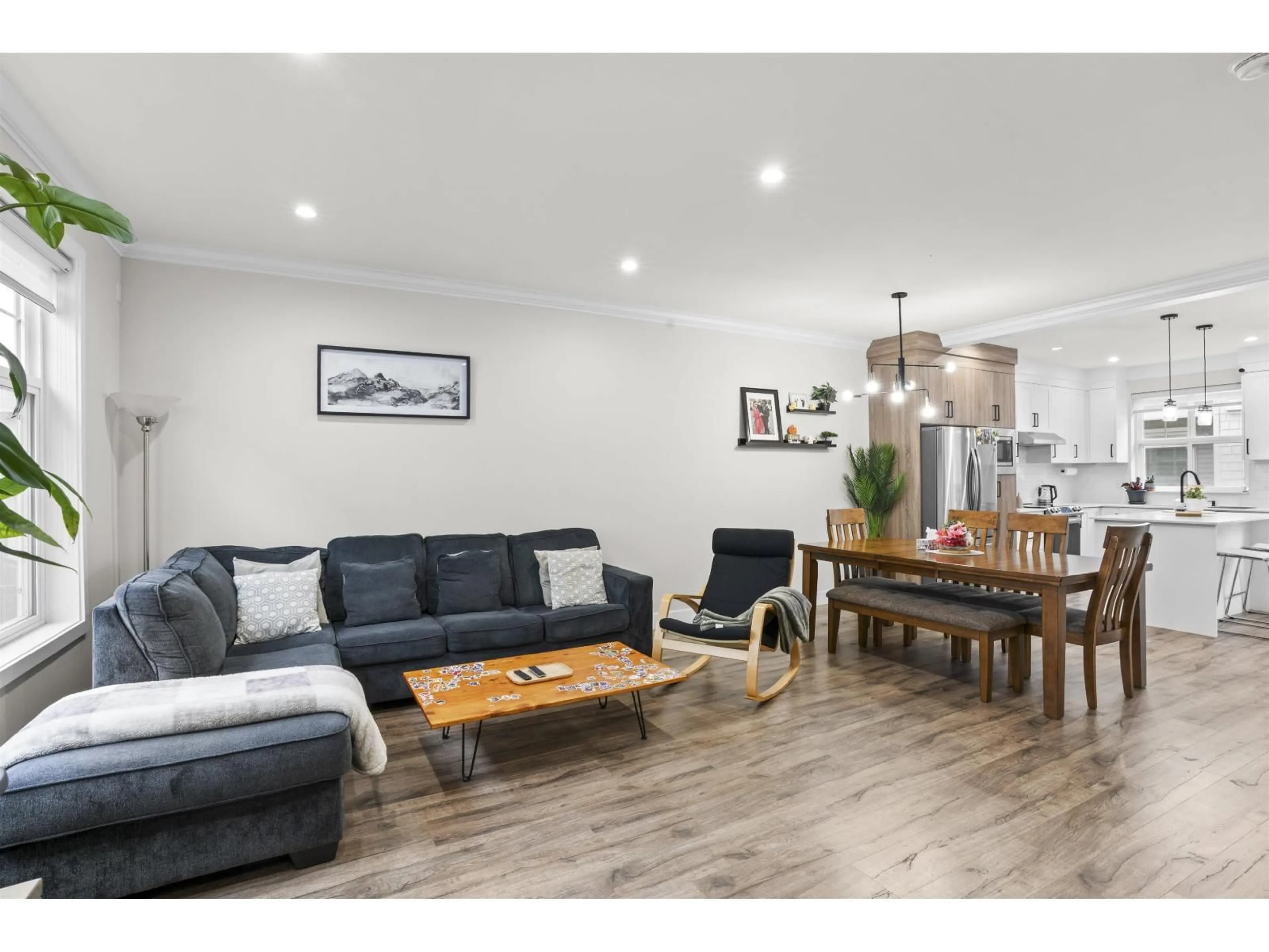 Living room with furniture, wood/laminate floor for 11 - 2033 MCKENZIE ROAD, Abbotsford British Columbia V2S0M2