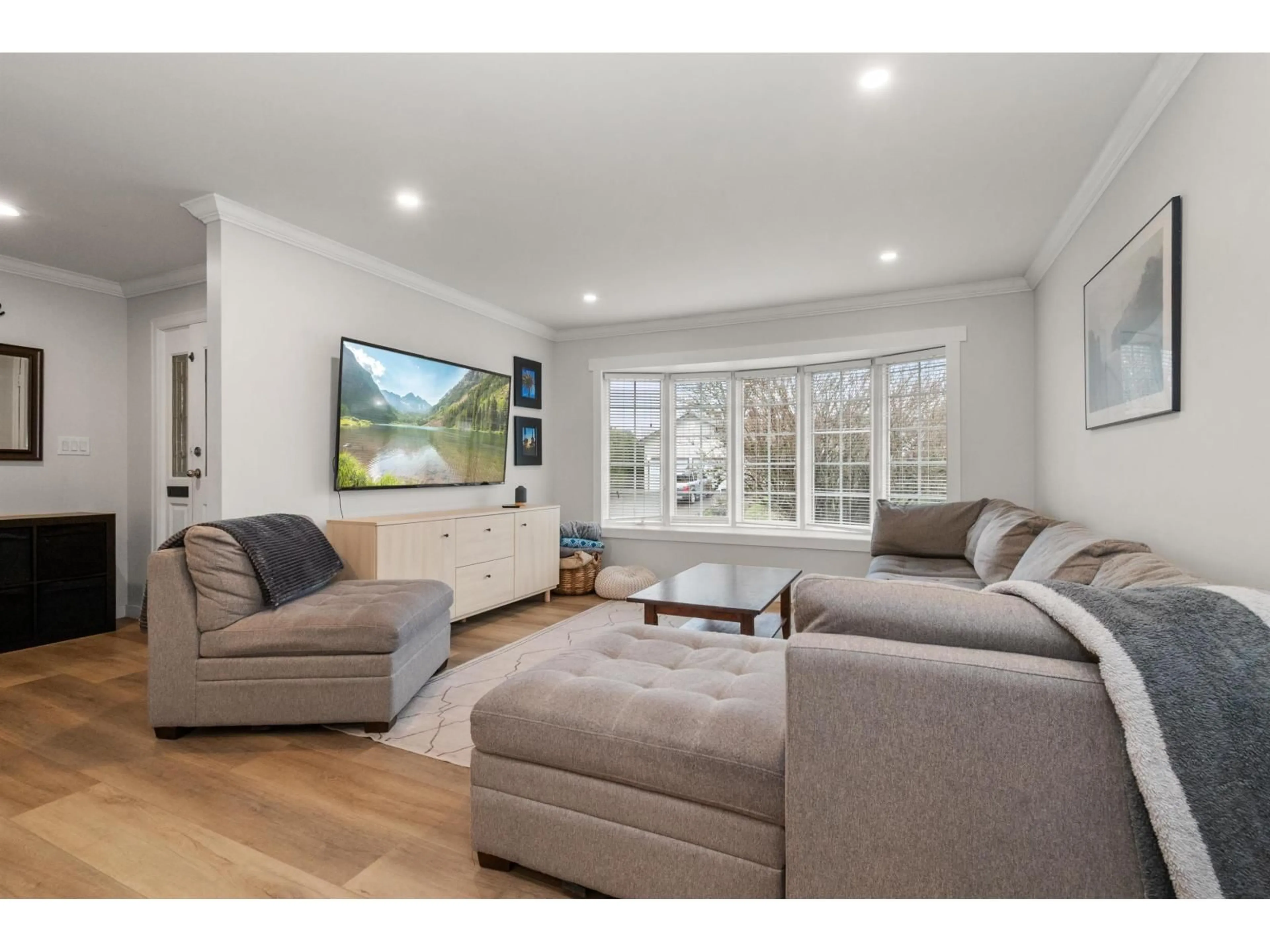 Living room with furniture, unknown for 45578 WORTHINGTON PLACE, Chilliwack British Columbia V2R1N6