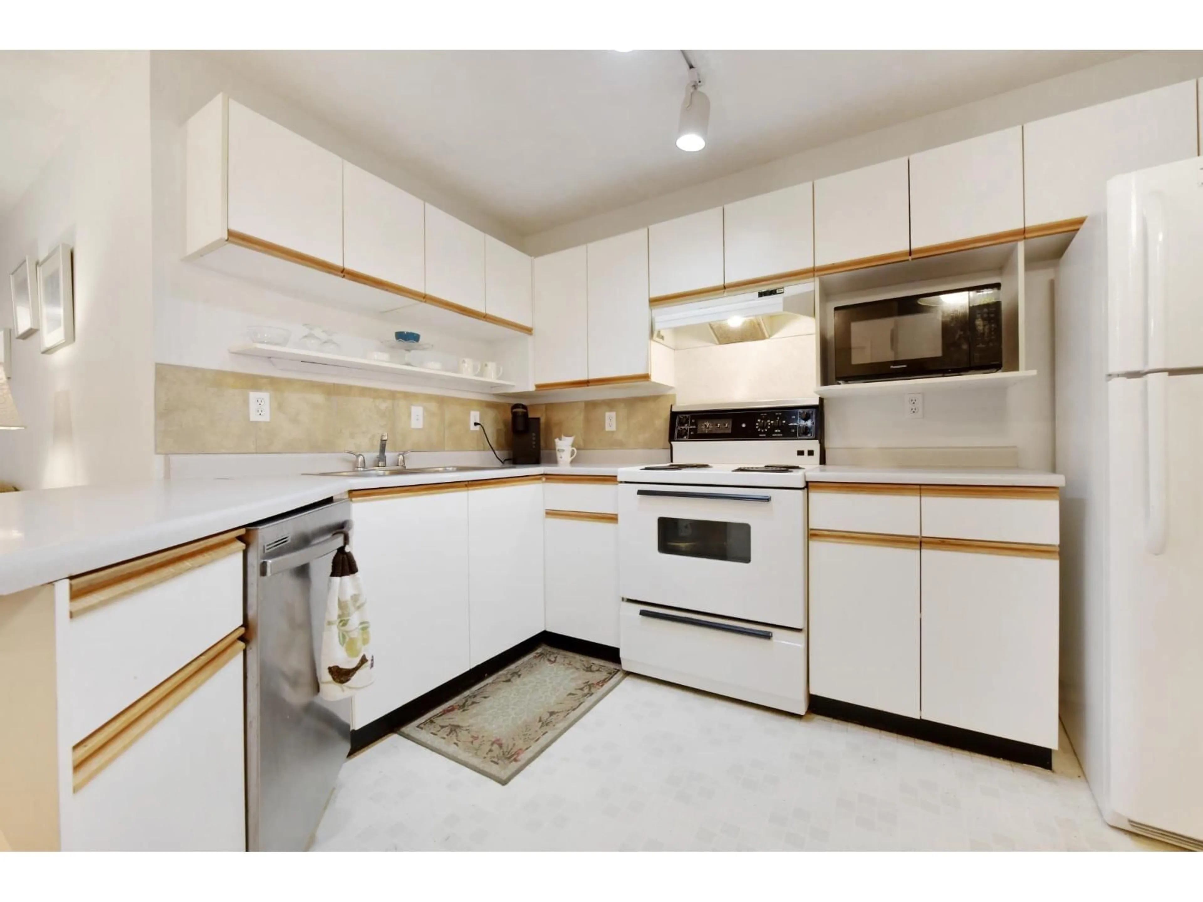 Standard kitchen, unknown for 207 - 5955 177B STREET, Surrey British Columbia V3S4J7
