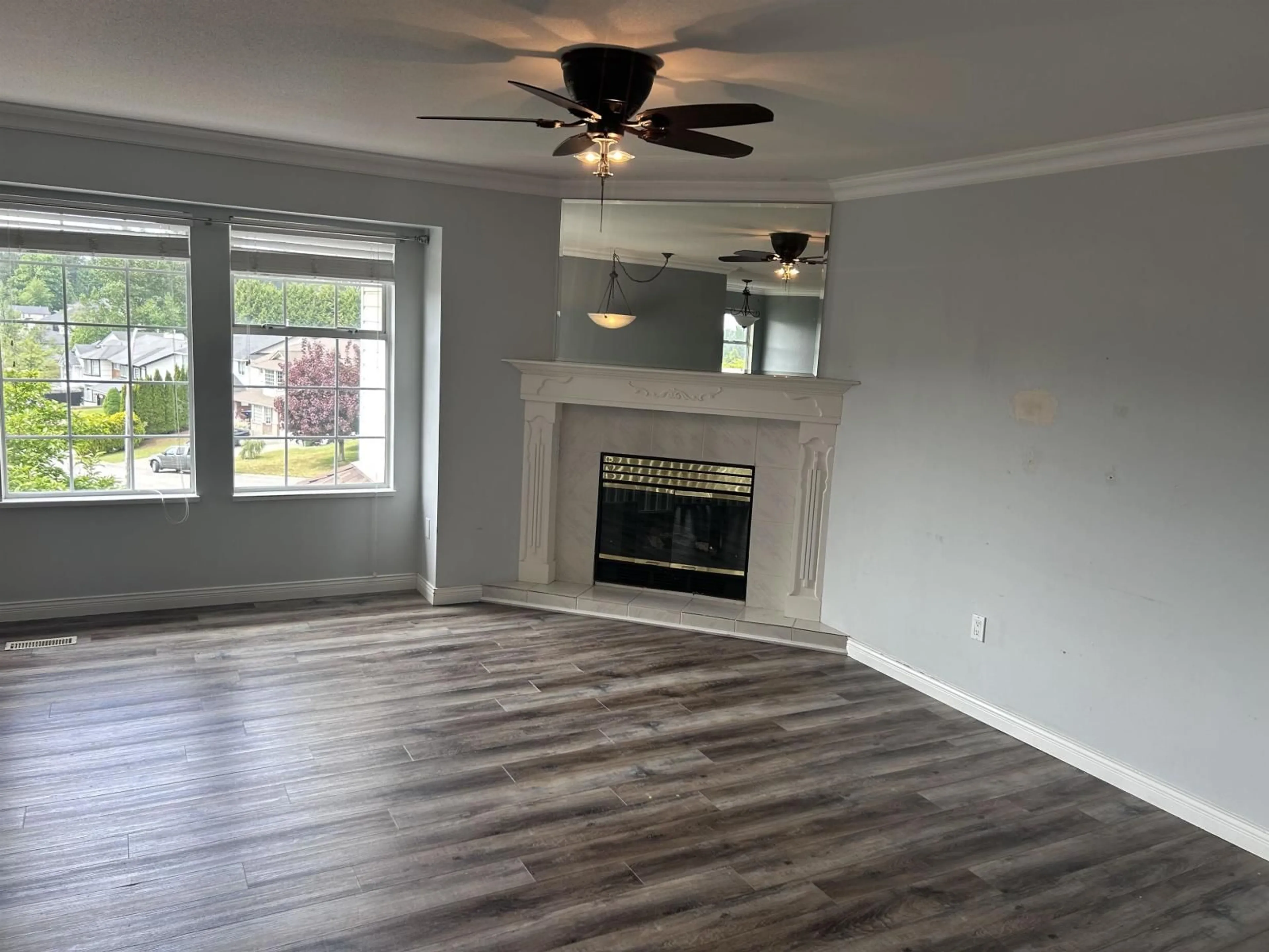 Living room with furniture, wood/laminate floor for 30922 SANDPIPER PLACE, Abbotsford British Columbia V2T5L5