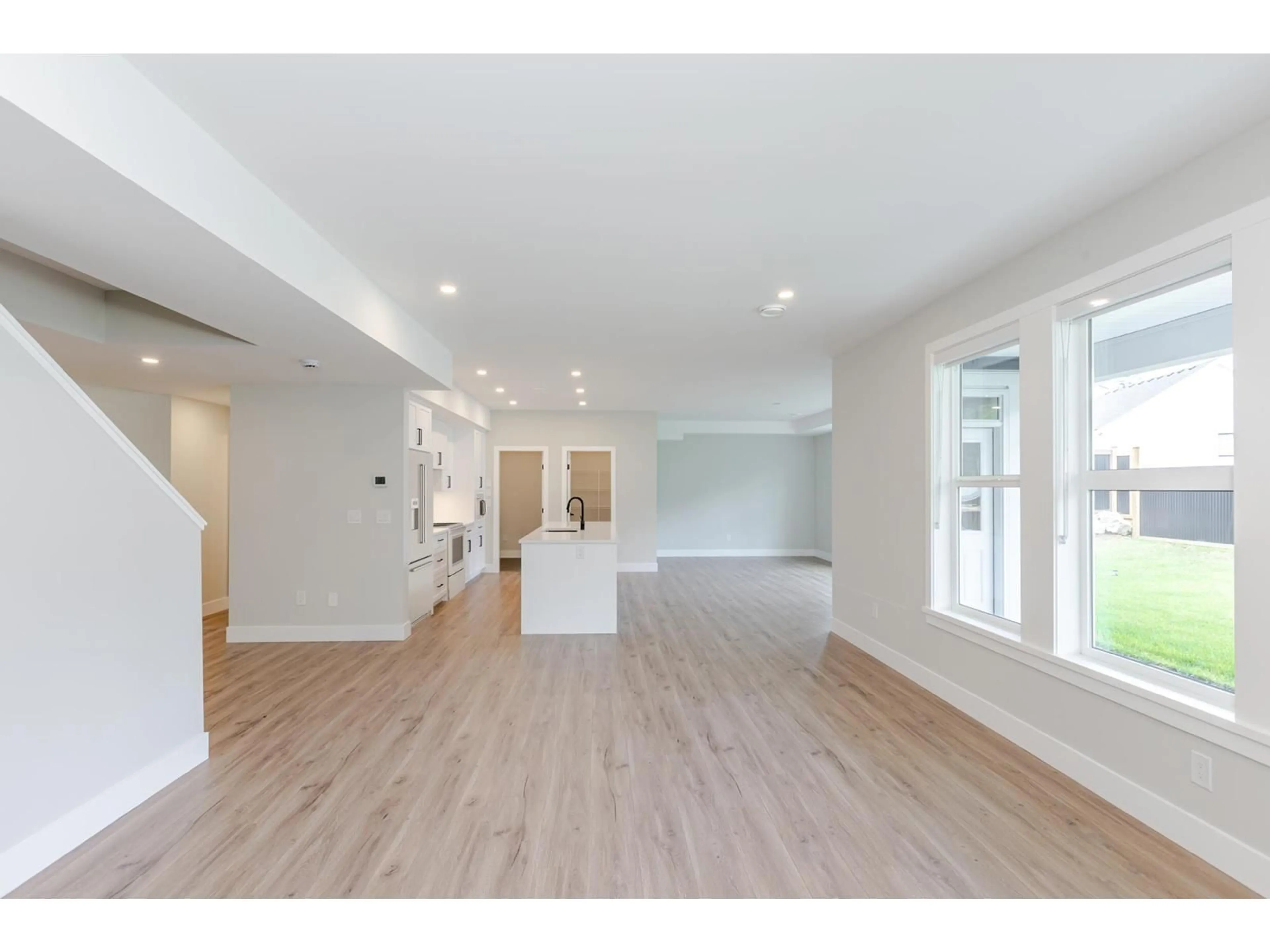 Open concept kitchen, wood/laminate floor for 1995 WOODSIDE BOULEVARD, Agassiz British Columbia V0M1A1