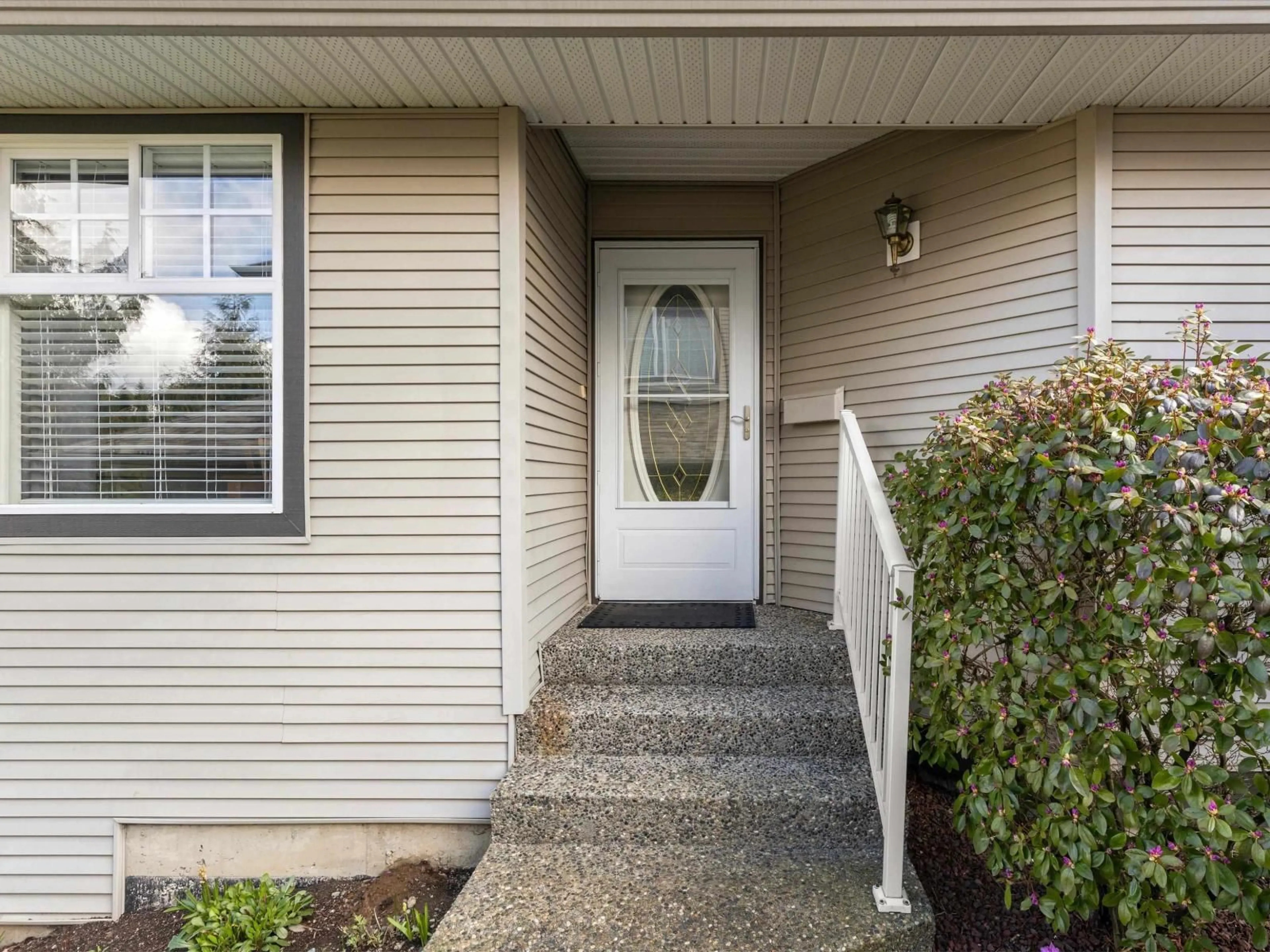 Indoor entryway for 56 - 46360 VALLEYVIEW ROAD, Chilliwack British Columbia V2R5L7