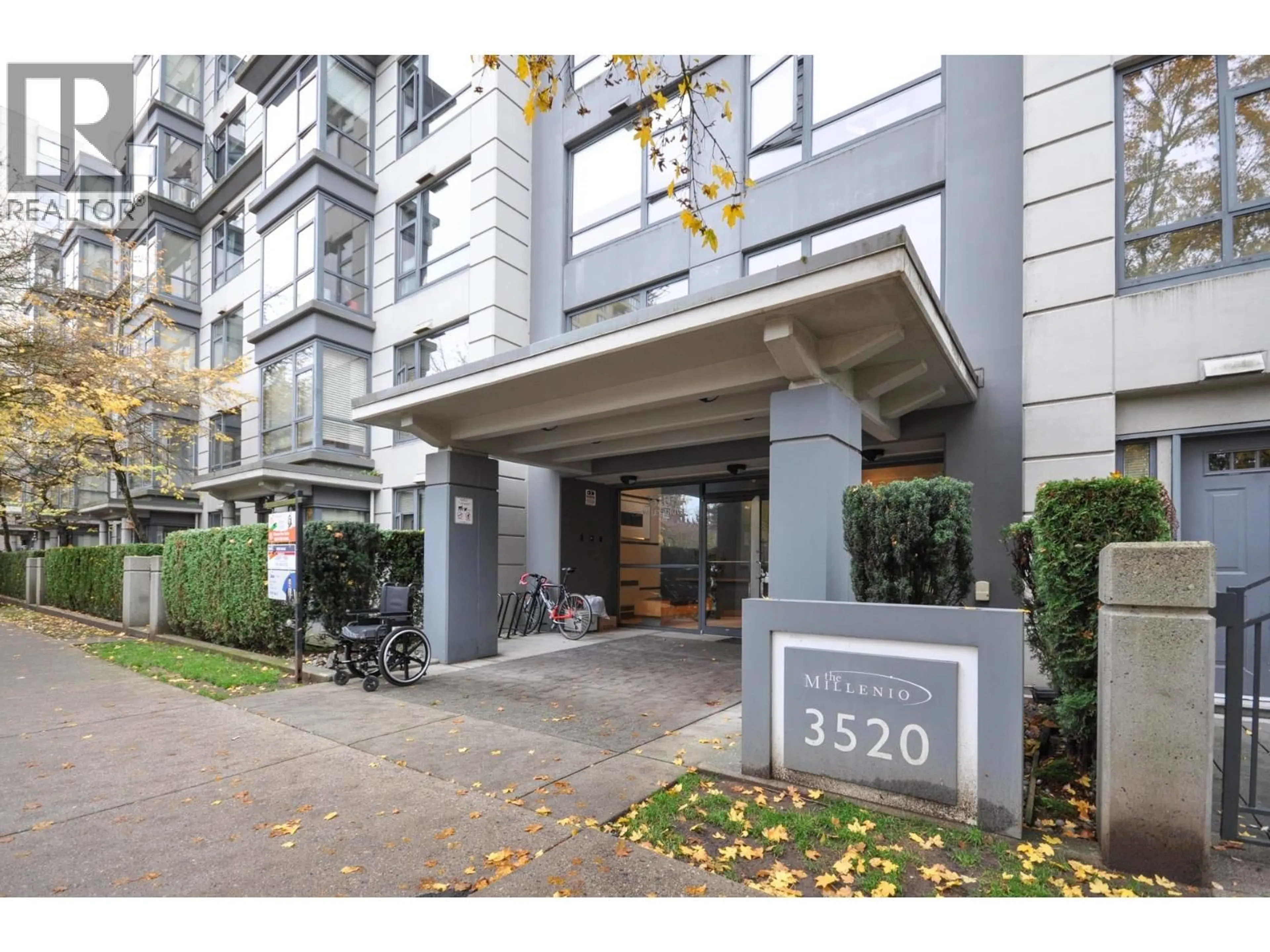 Indoor foyer for 1407 - 3520 CROWLEY DRIVE, Vancouver British Columbia V5R6G9