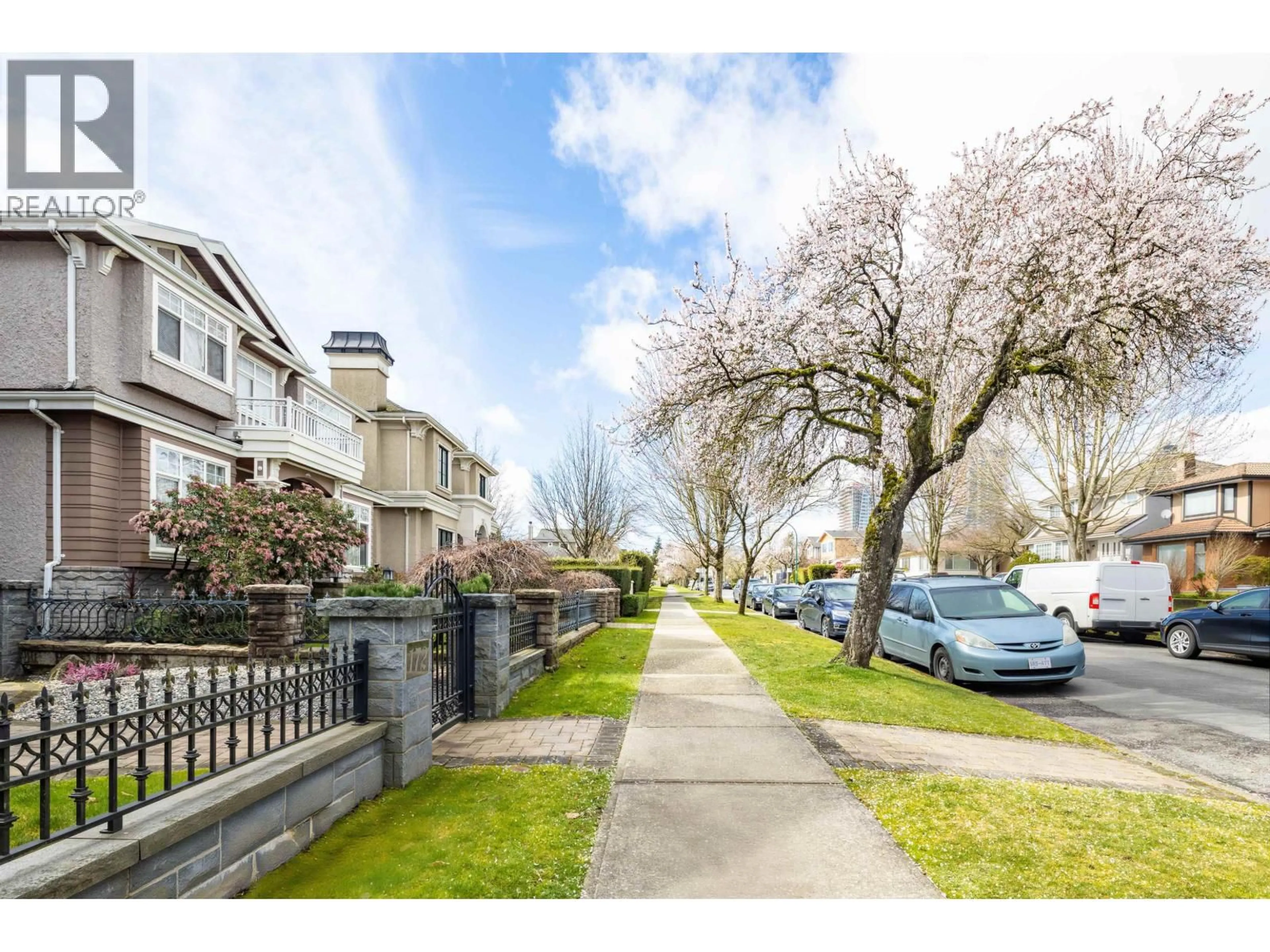 A pic from outside/outdoor area/front of a property/back of a property/a pic from drone, street for 172 46TH AVENUE, Vancouver British Columbia V5Y2W9