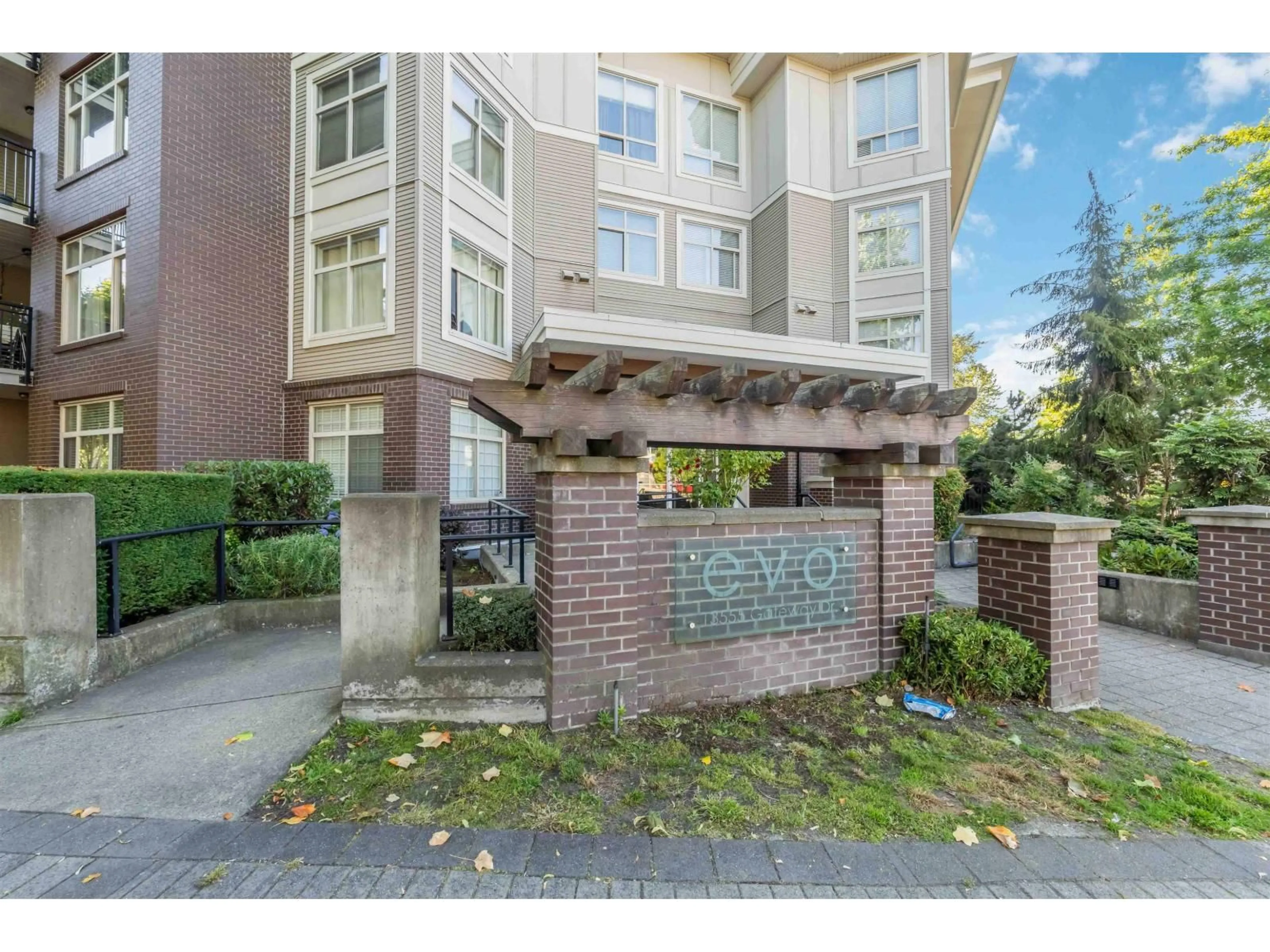 Unknown for 215 - 13555 GATEWAY DRIVE DRIVE, Surrey British Columbia V3T0B5