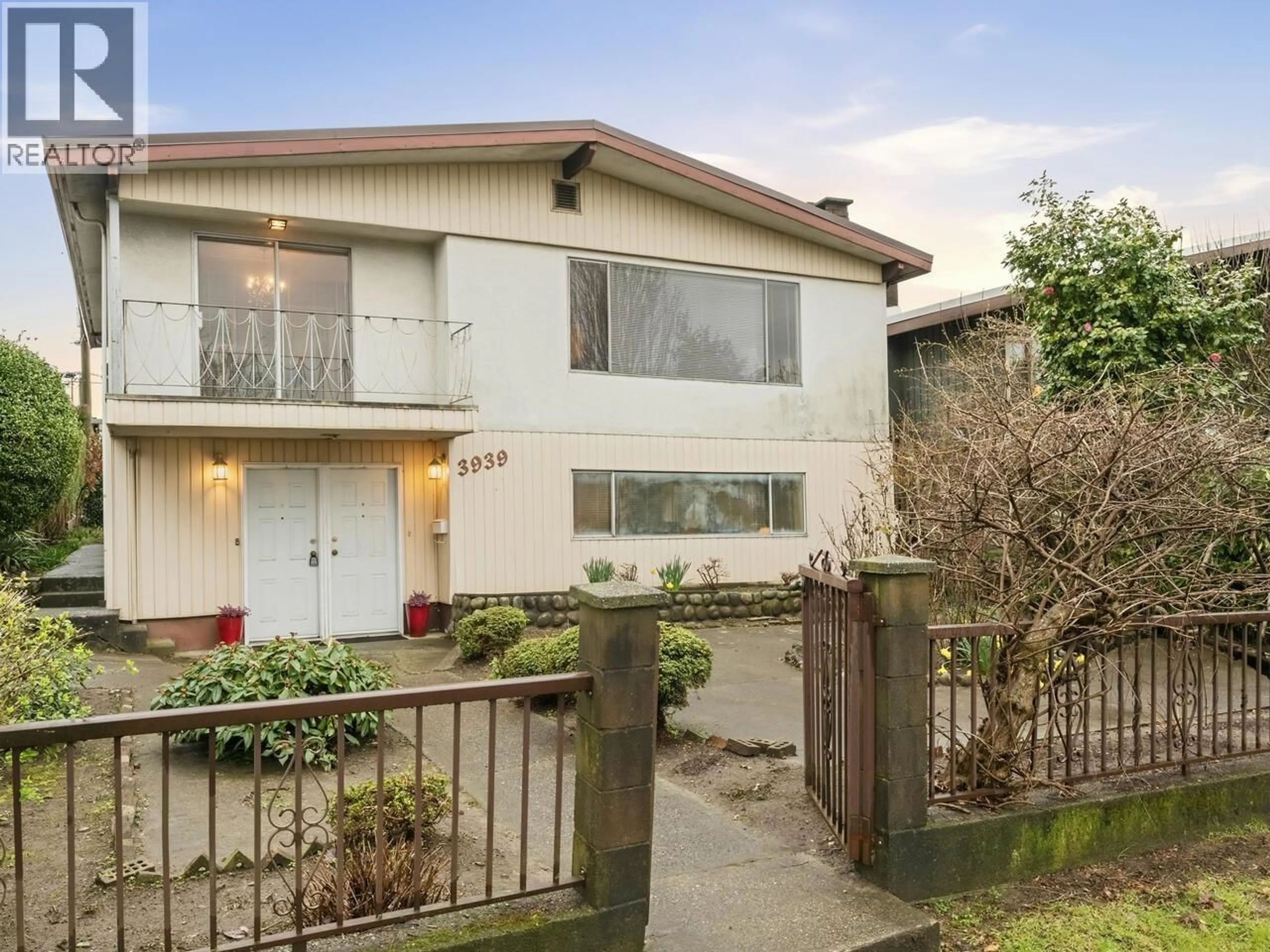 Home with vinyl exterior material, street for 3939 BOUNDARY ROAD, Vancouver British Columbia V5R2M4