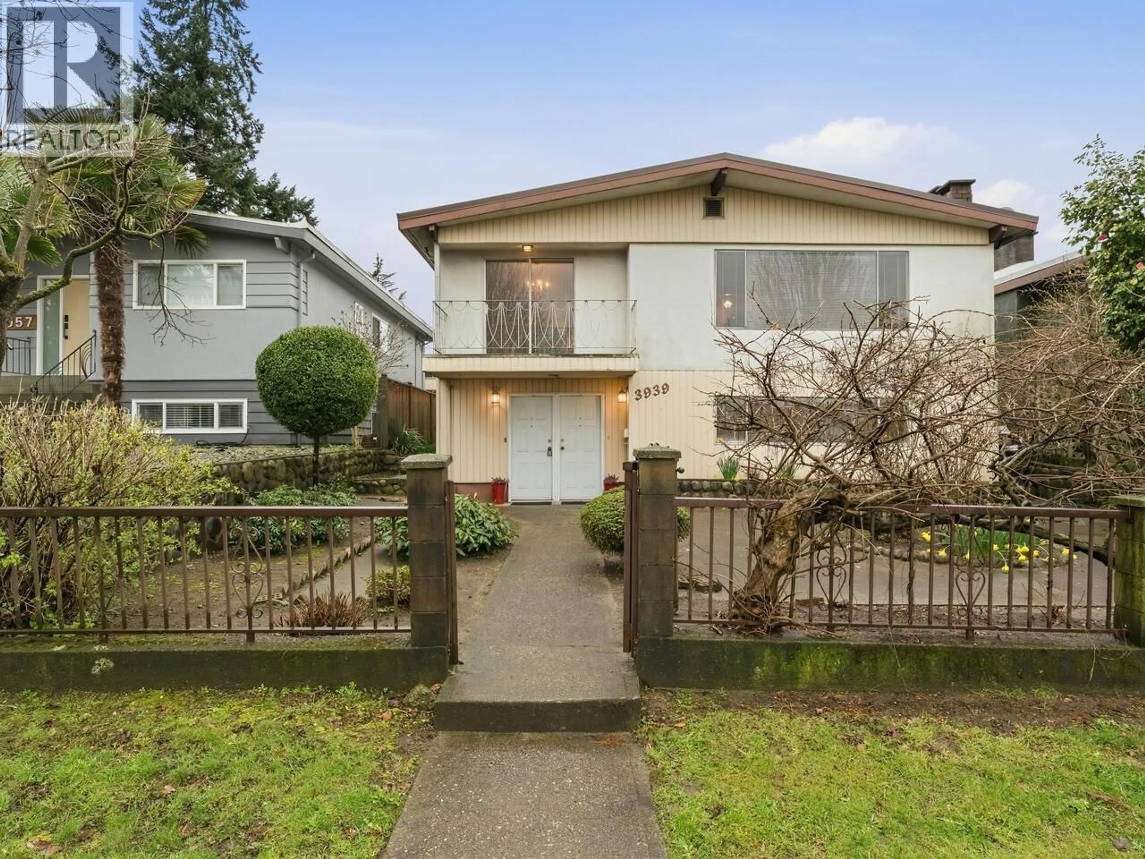 A pic from outside/outdoor area/front of a property/back of a property/a pic from drone, street for 3939 BOUNDARY ROAD, Vancouver British Columbia V5R2M4