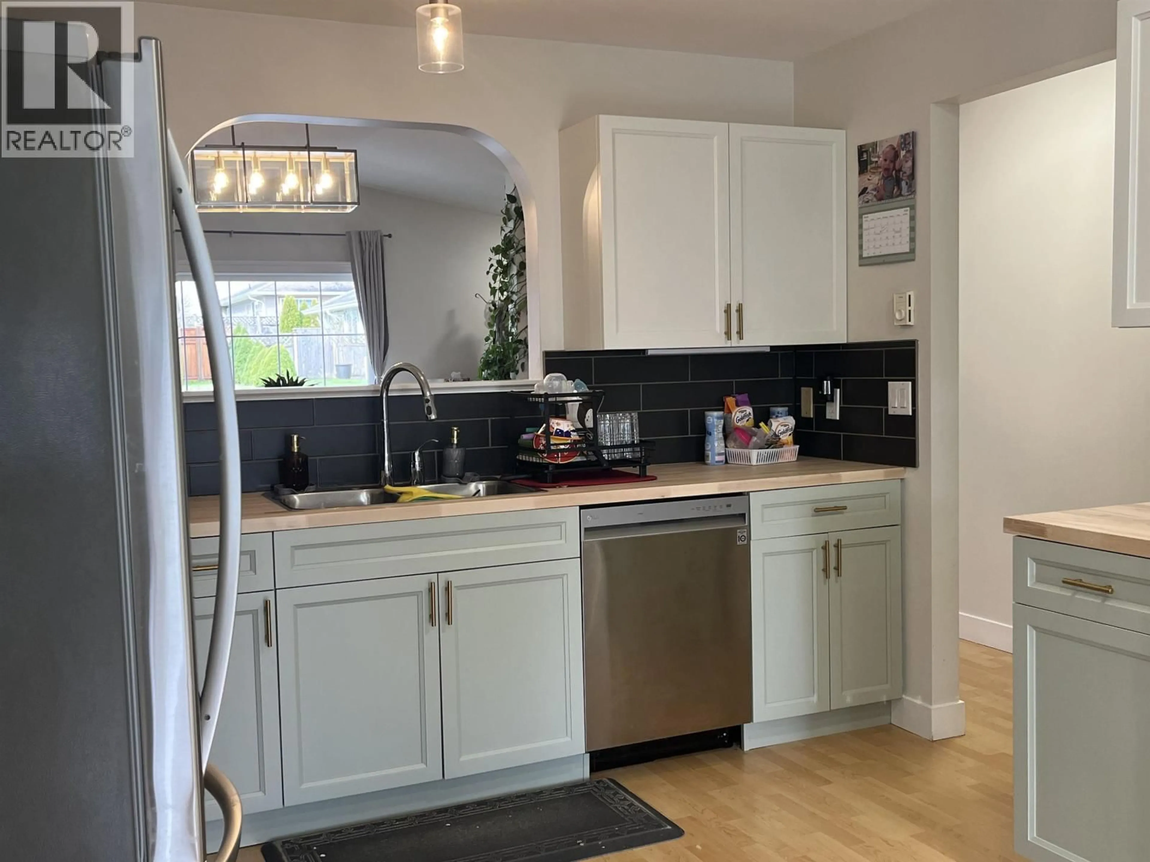 Open concept kitchen, unknown for 5726 EMILY WAY, Sechelt British Columbia V7Z0N5