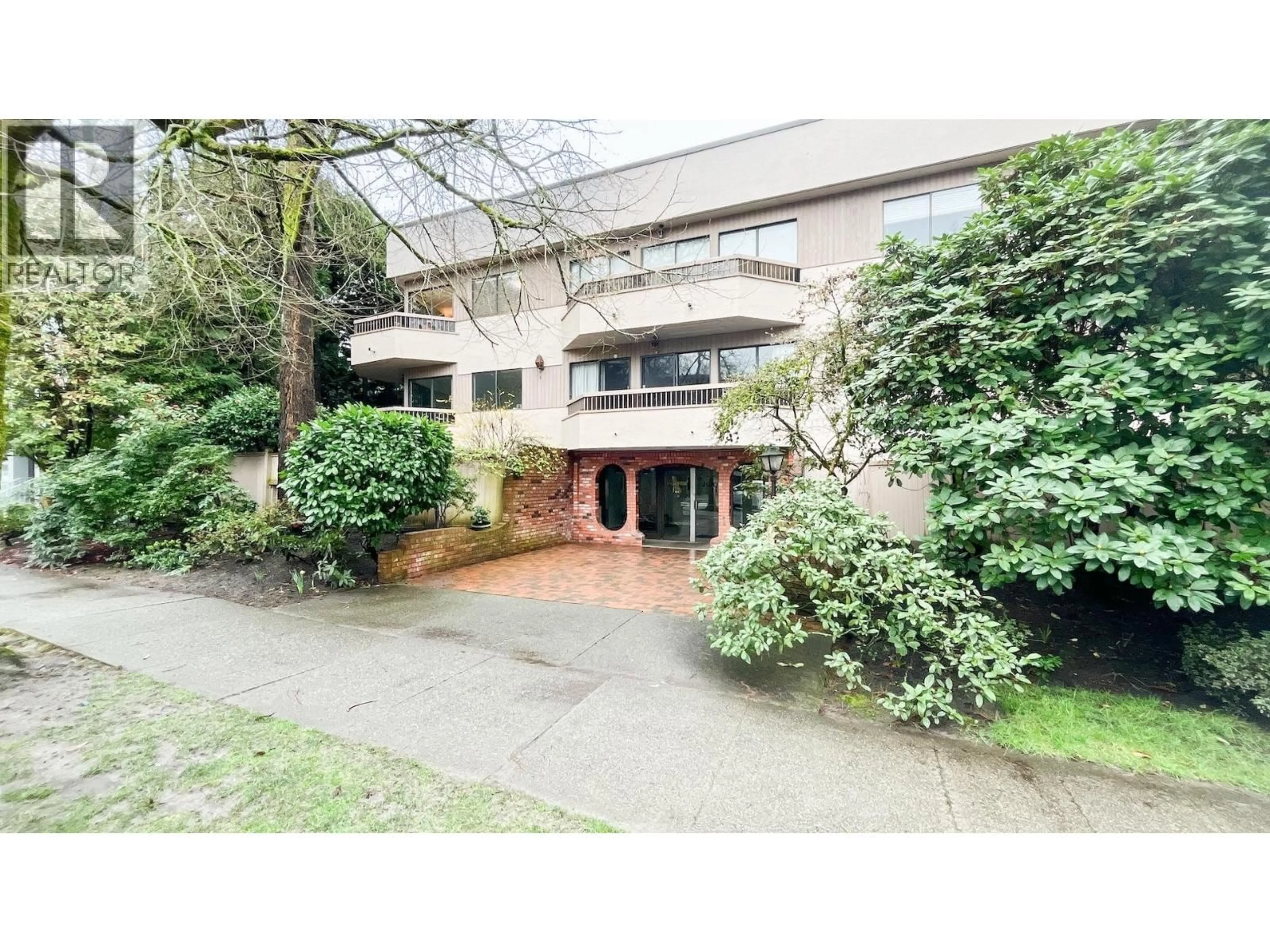 Indoor foyer for 305 - 2190 8TH AVENUE, Vancouver British Columbia V6K2A4